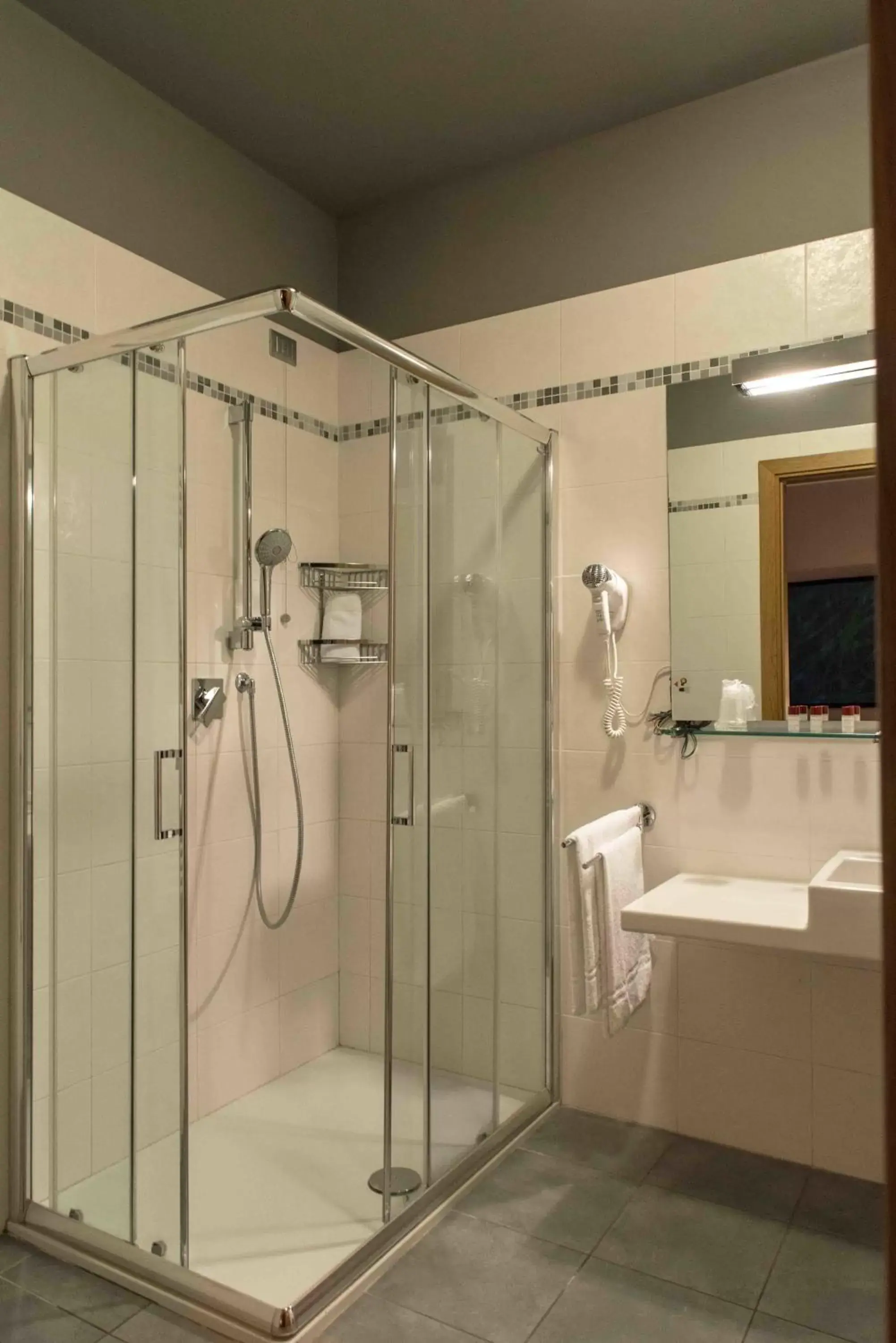 Shower, Bathroom in Hotel M14
