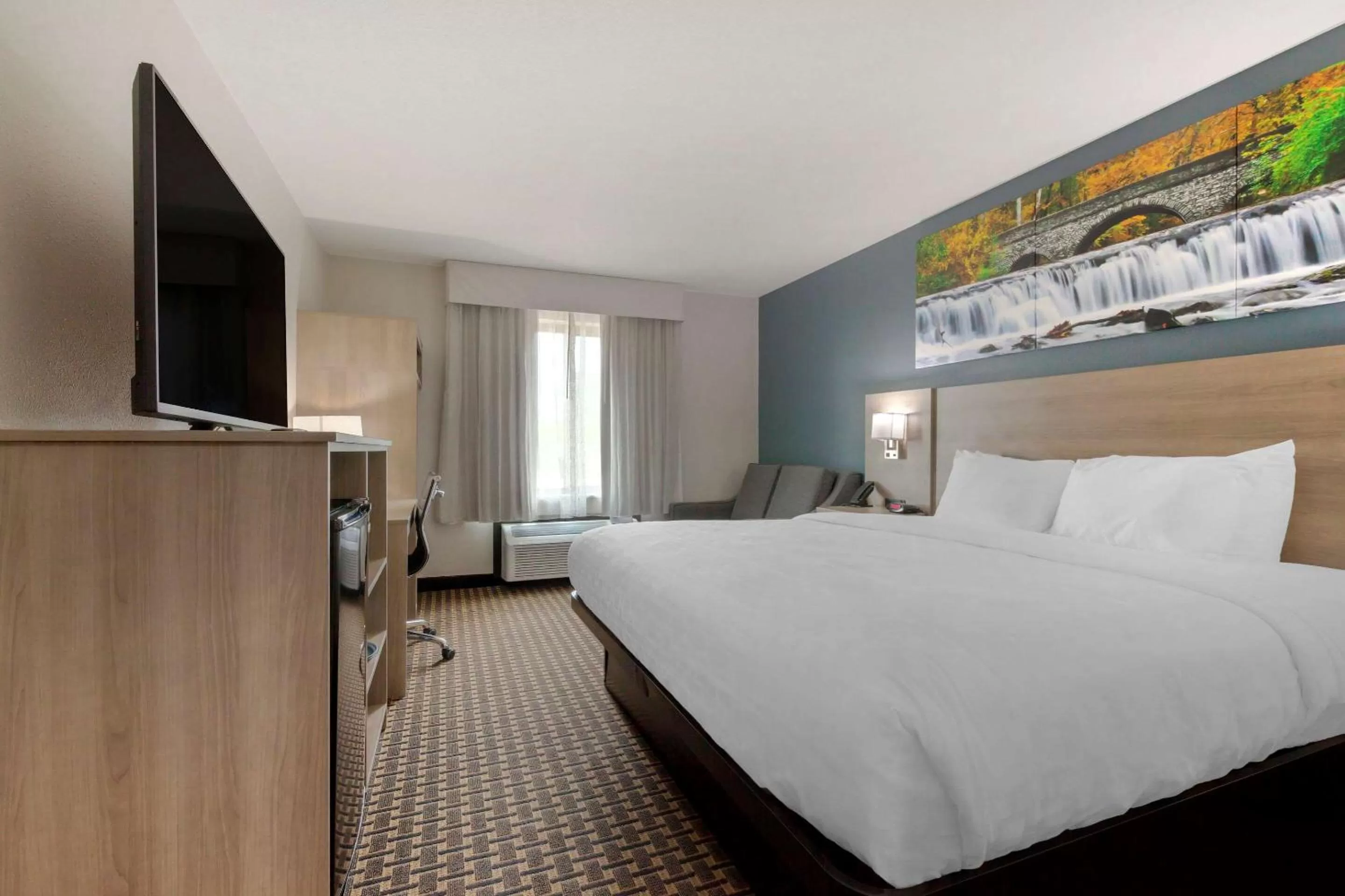 Bedroom in Clarion Pointe Tomah