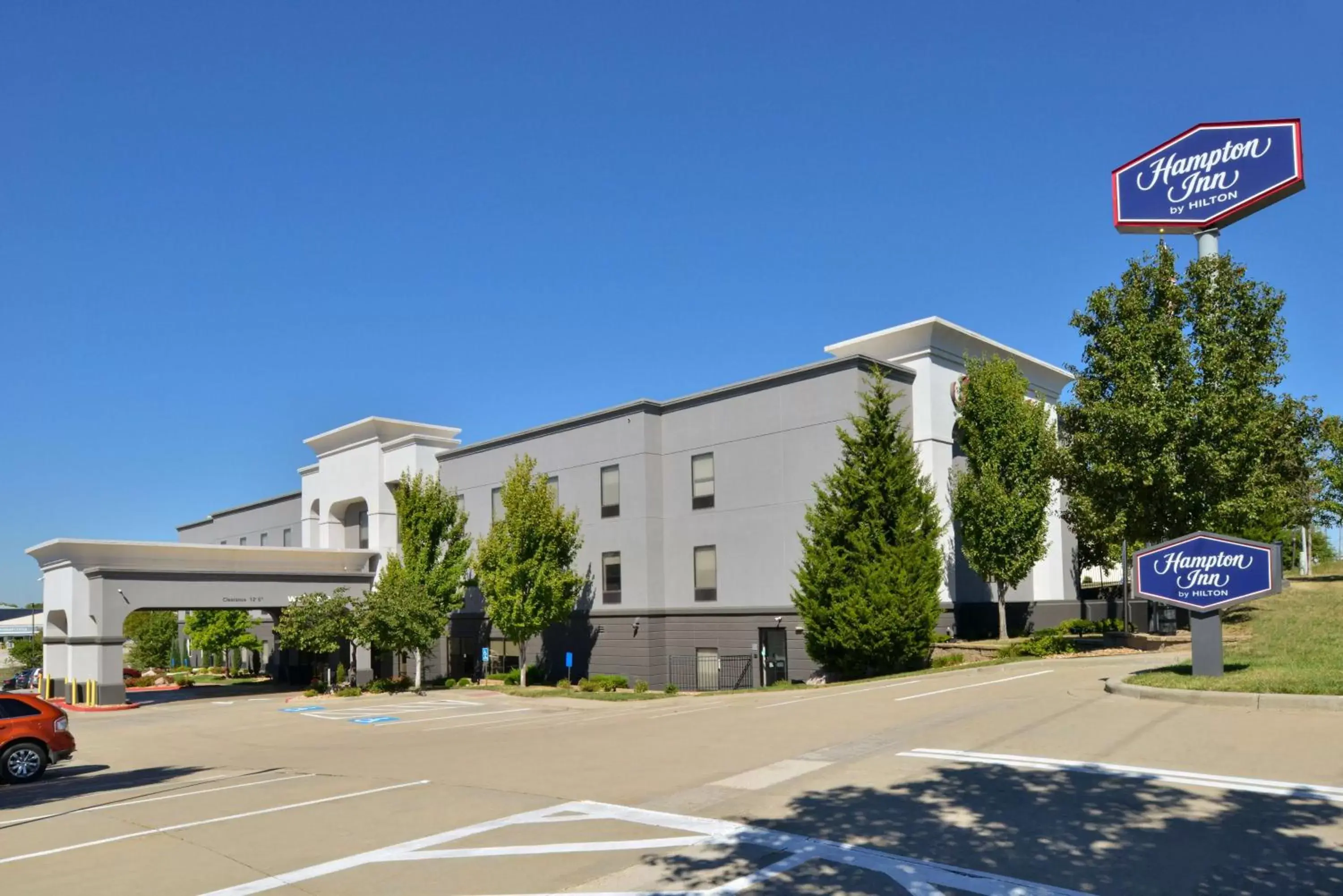 Property Building in Hampton Inn Kansas City Northeast