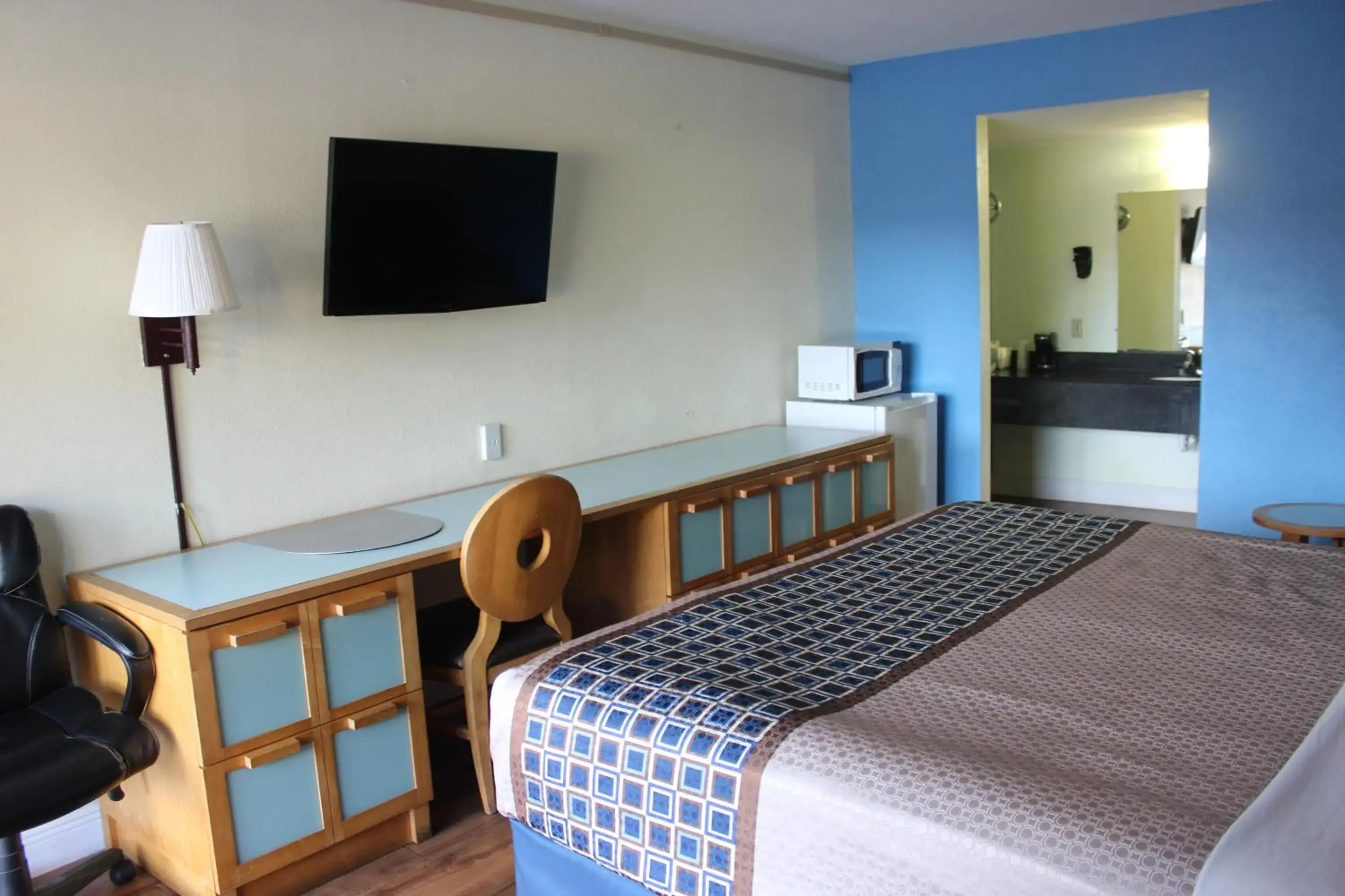 Deluxe King Room - Non-Smoking in Tampa Inn Near Busch Gardens Deluxe King Room - Non-Smoking in Tampa Inn Near Busch Gardens