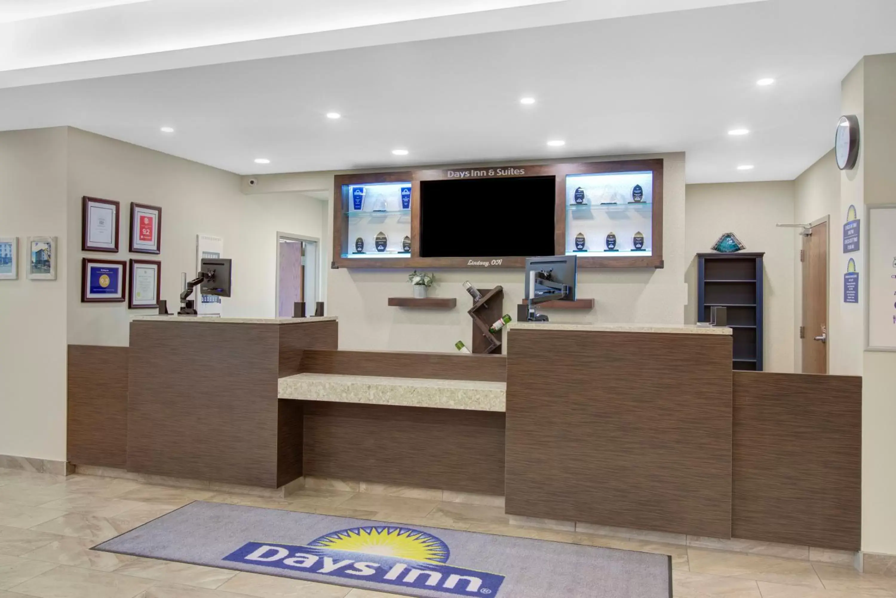 Lobby or reception, TV/Entertainment Center in Days Inn & Suites by Wyndham Lindsay