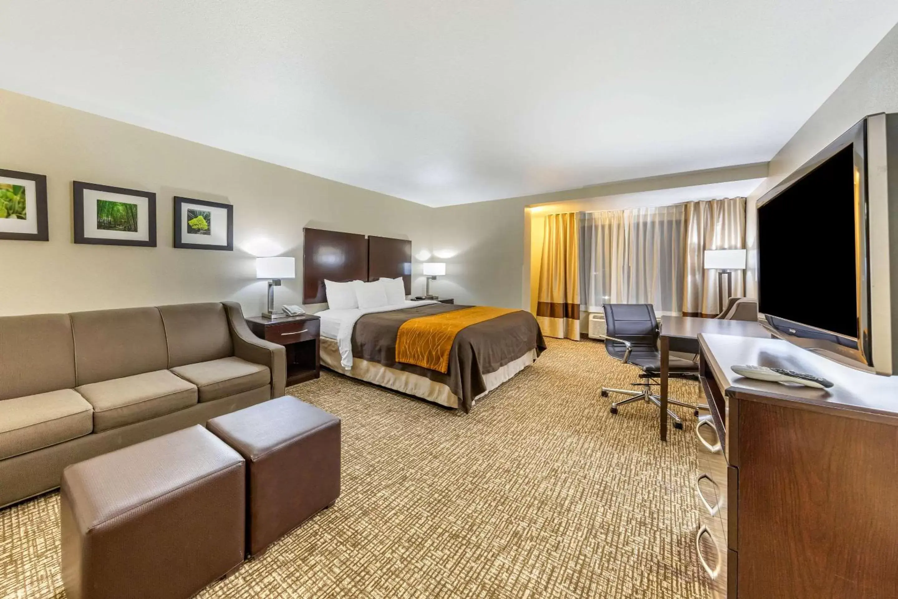 TV and multimedia, TV/Entertainment Center in Comfort Inn and Suites Colton/San Bernardino