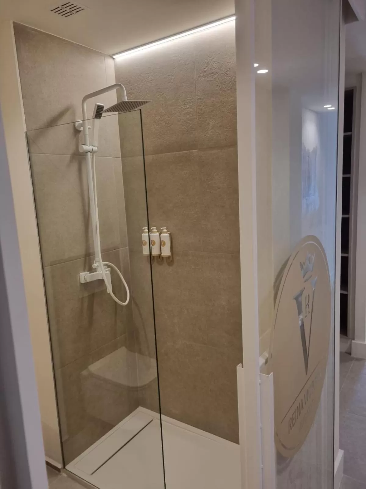 Bathroom in Reina Victoria Velázquez