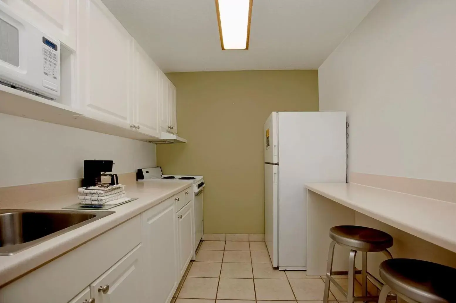 Kitchen/Kitchenette in Extended Stay America Suites - Philadelphia - Airport - Bartram Ave