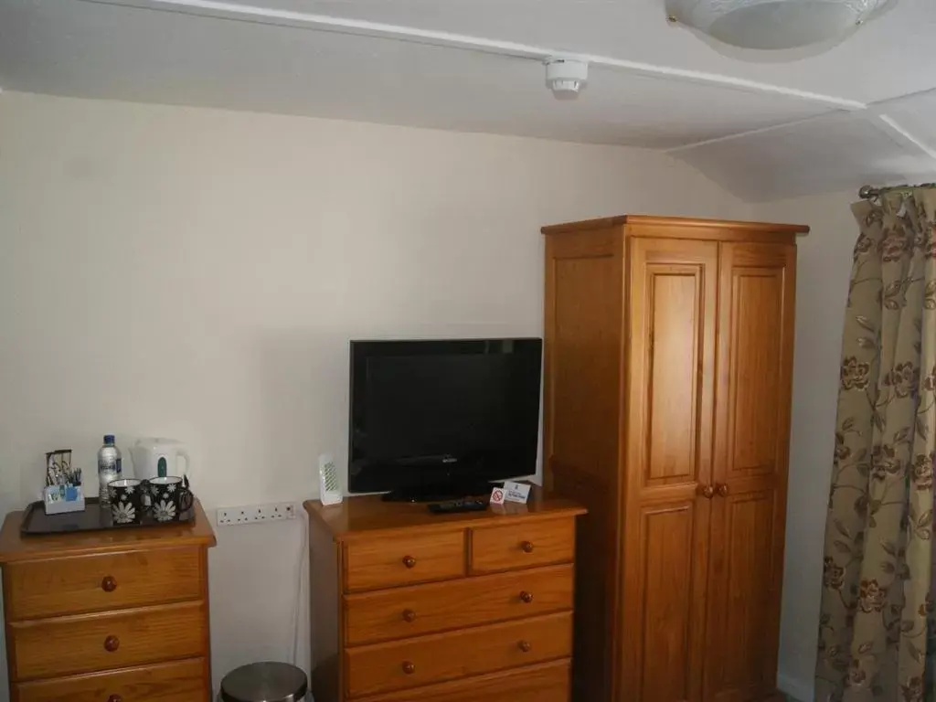 Bedroom, TV/Entertainment Center in King's Arms