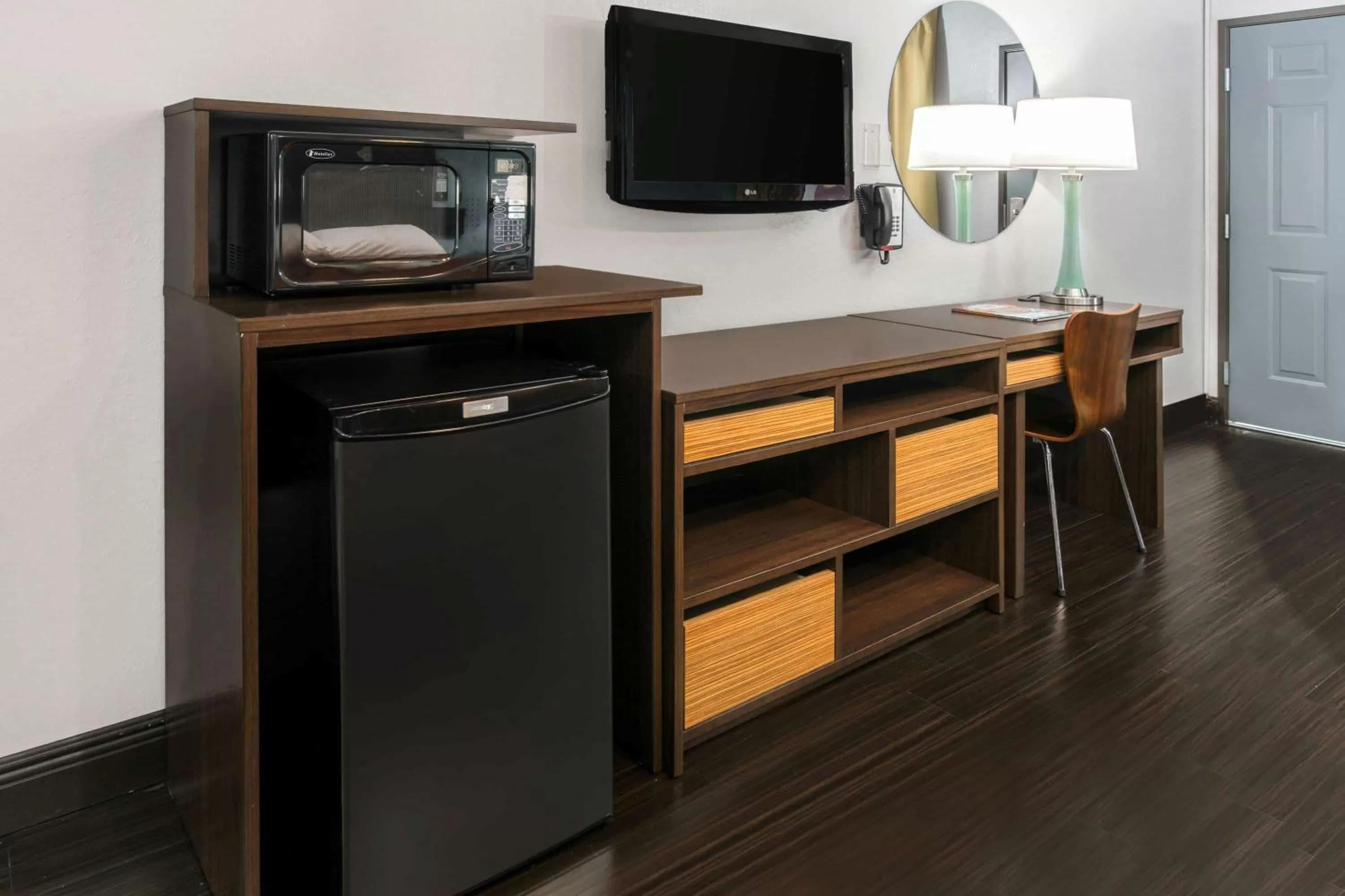 Photo of the whole room in Super 8 by Wyndham Austin University/Downtown Area