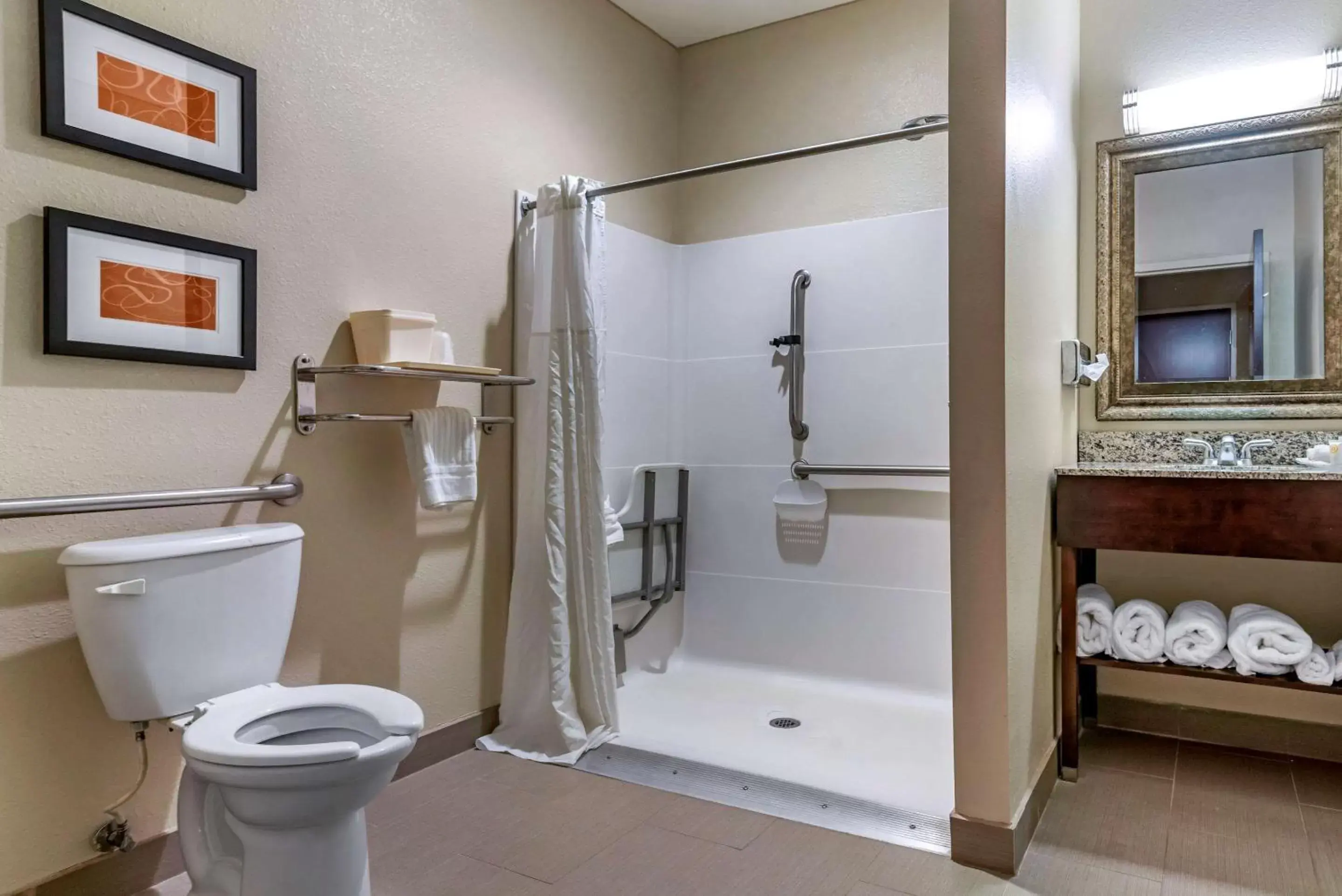 Photo of the whole room, Bathroom in Comfort Suites Biloxi/Ocean Springs
