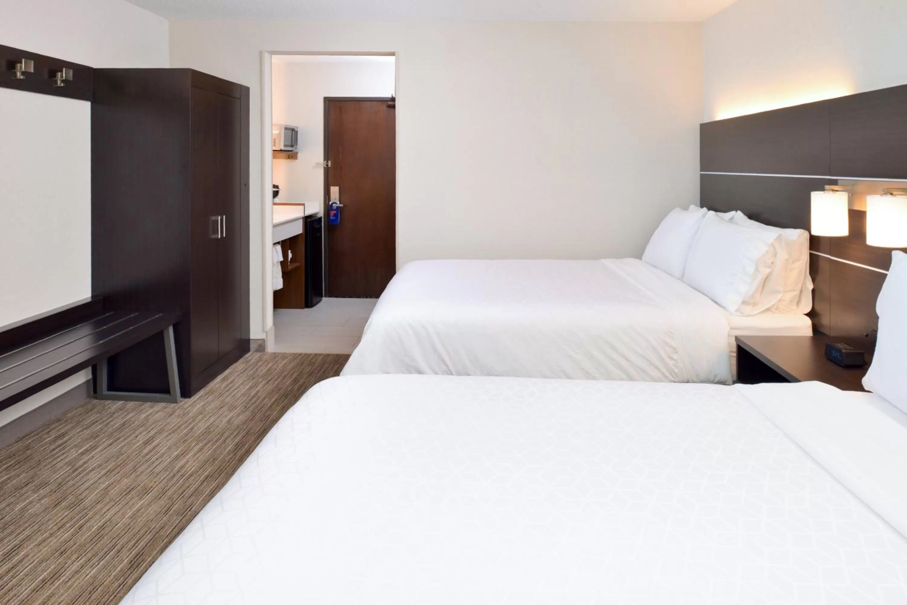 Photo of the whole room, Bed in Holiday Inn Express Wixom by IHG