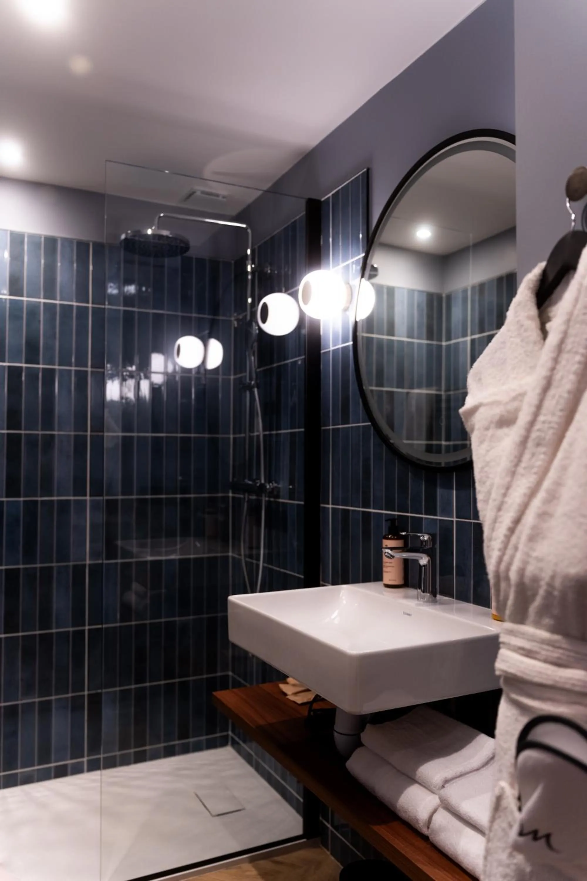 Shower in Mercure Paris Tour Eiffel Pont Mirabeau