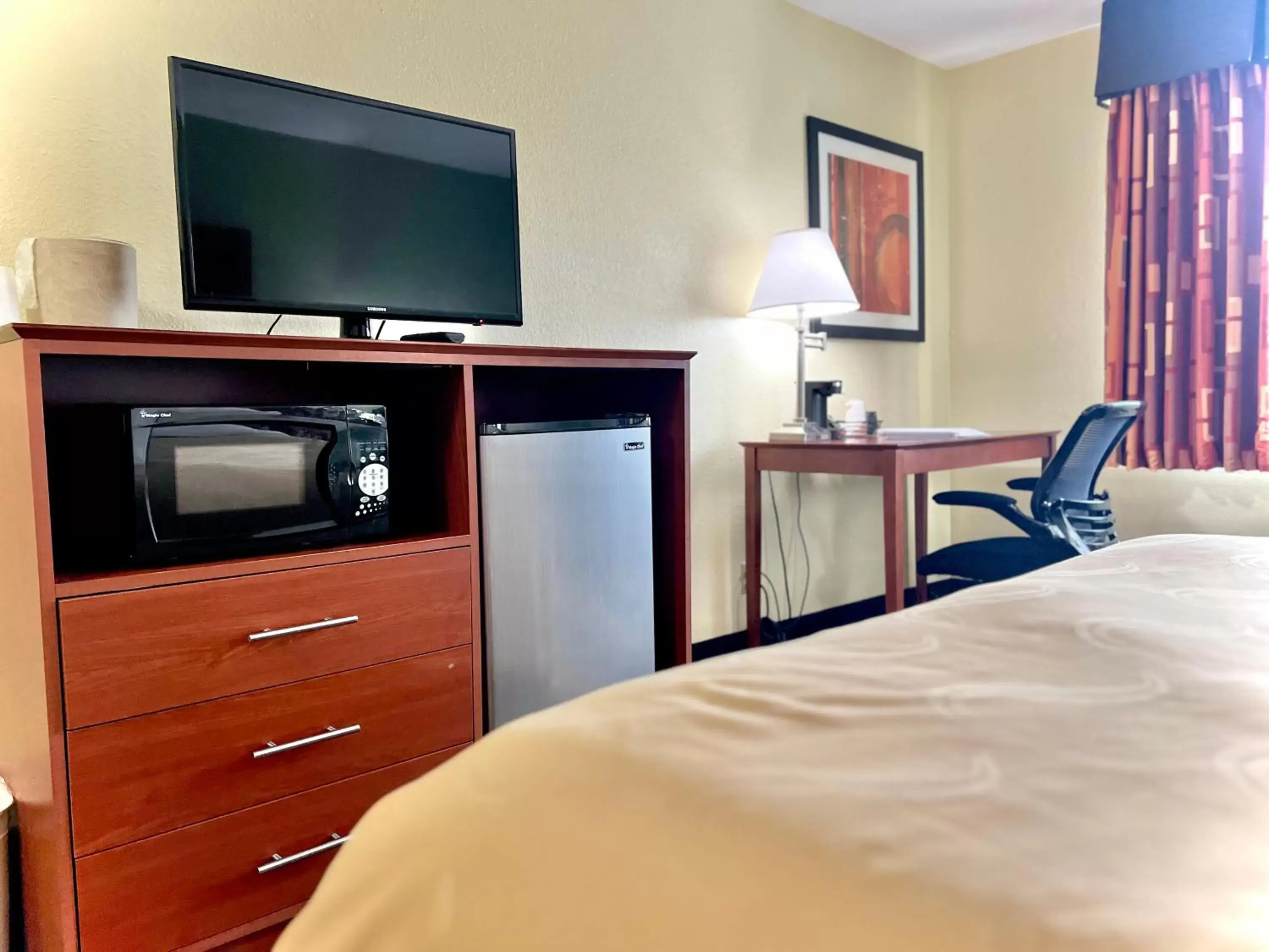 Bed, TV/Entertainment Center in Quality Inn & Suites