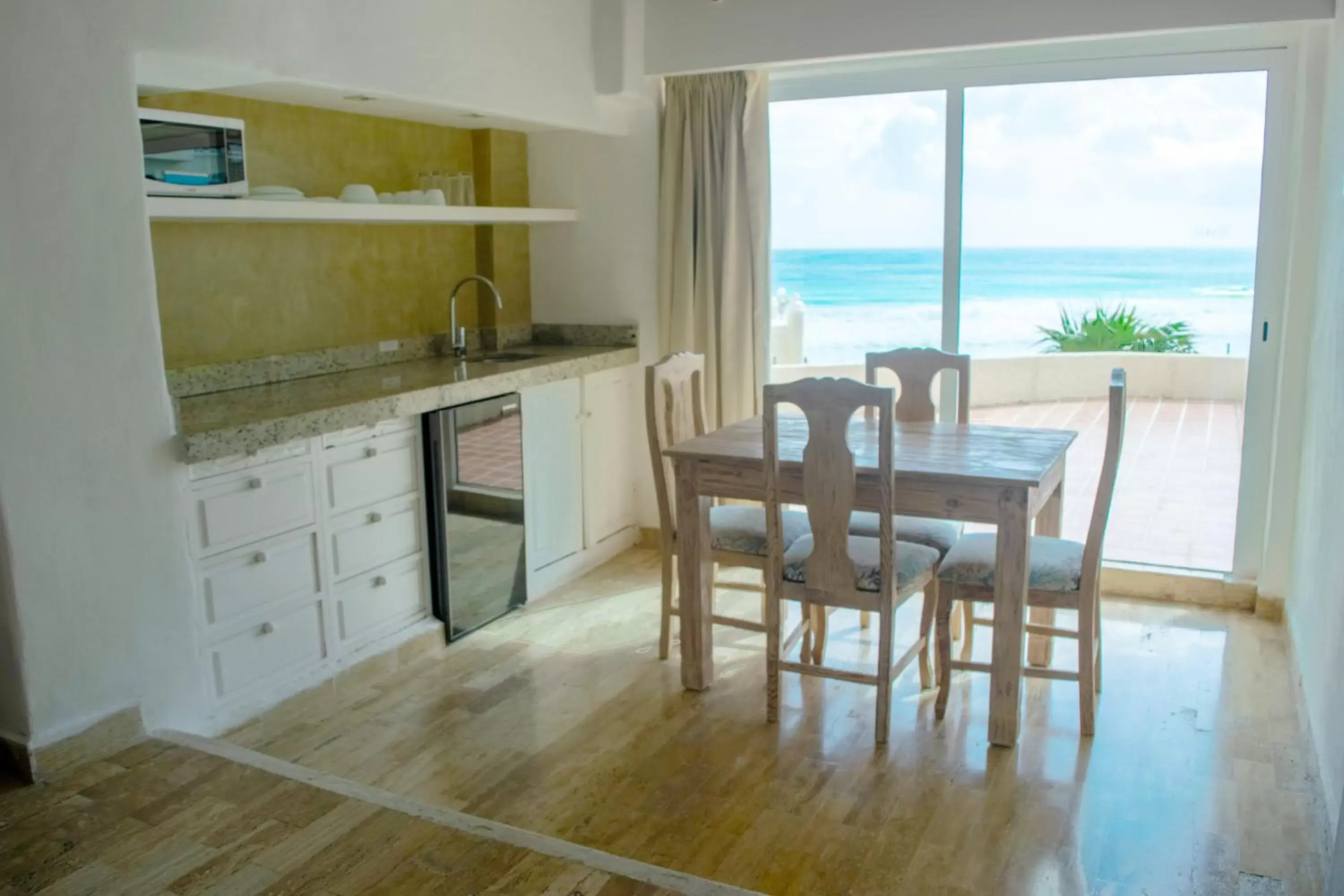 Kitchen or kitchenette, Dining Area in BSEA Cancun Plaza Hotel