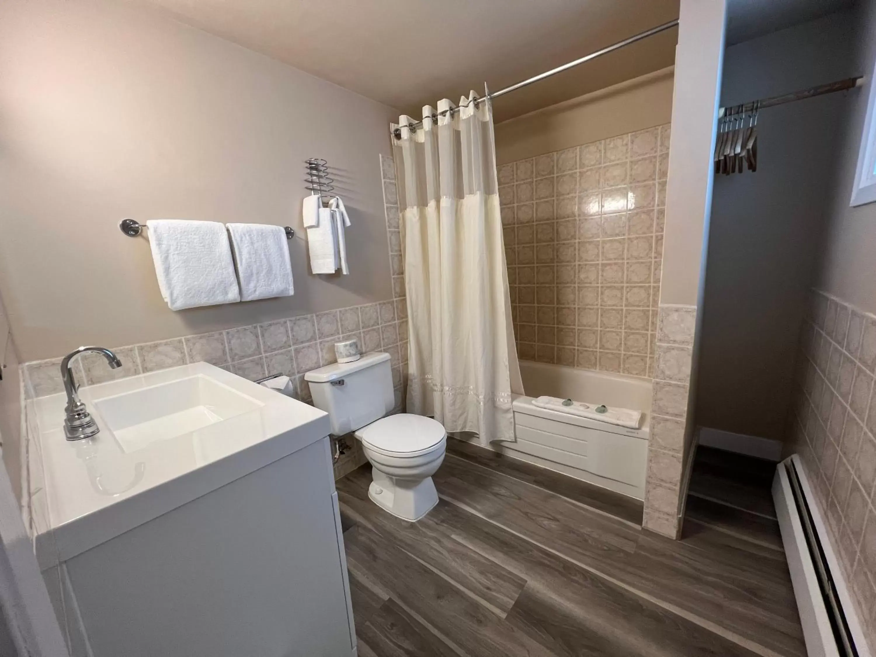 Shower, Bathroom in Villa Motel