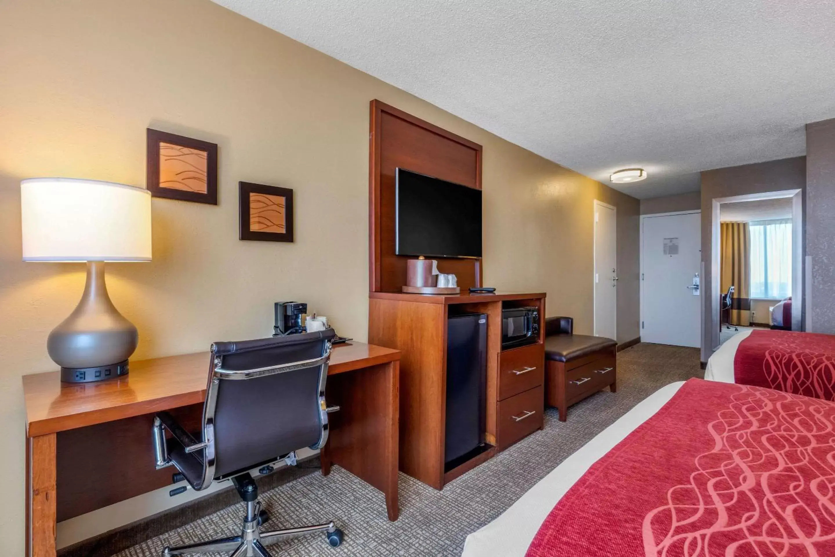 Photo of the whole room, TV/Entertainment Center in Comfort Inn Memphis Downtown