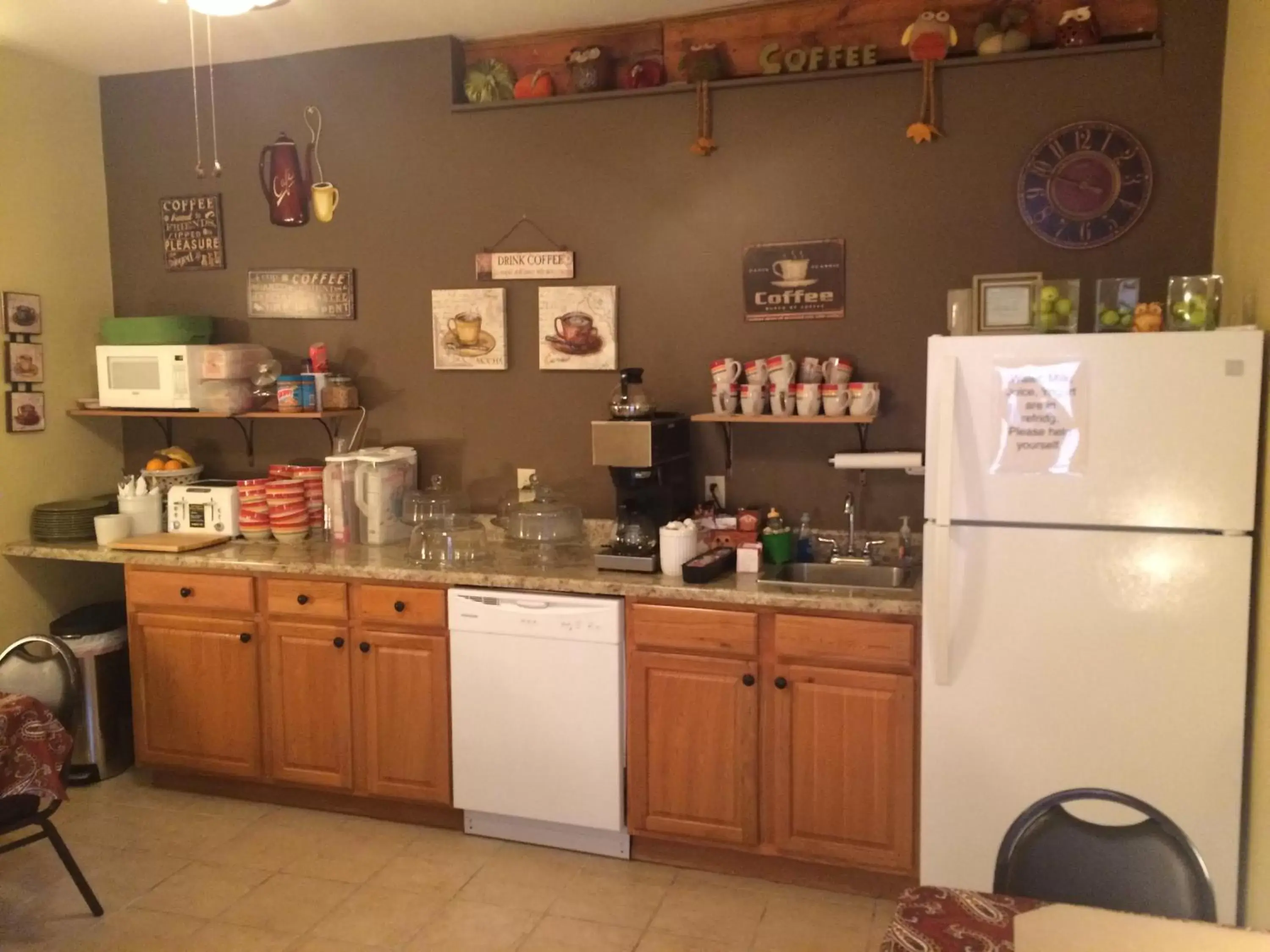 Coffee/tea facilities, Kitchen/Kitchenette in Riverboat Suites
