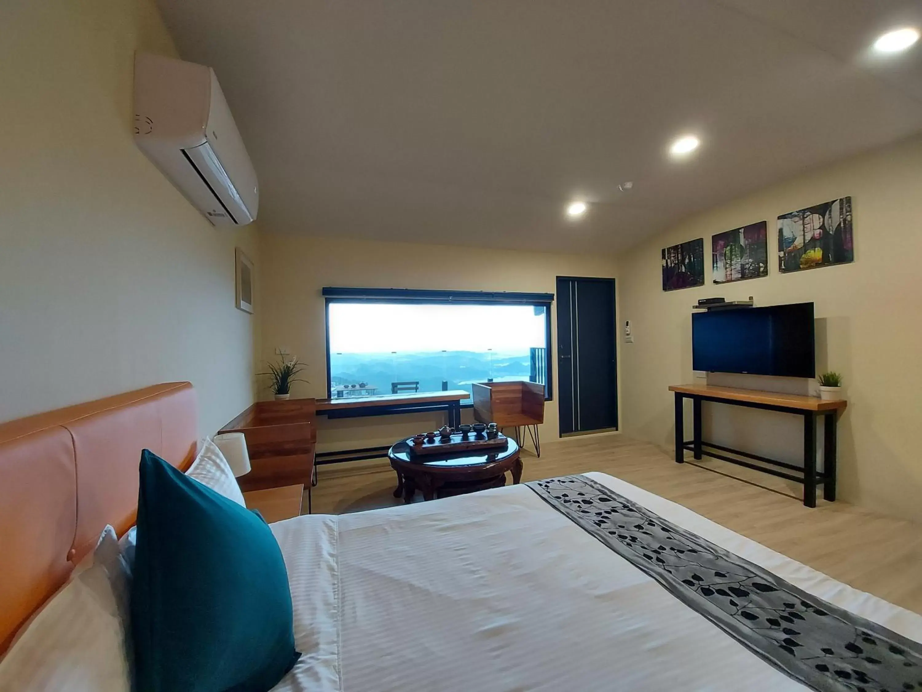 Bedroom, TV/Entertainment Center in Dosun B&B