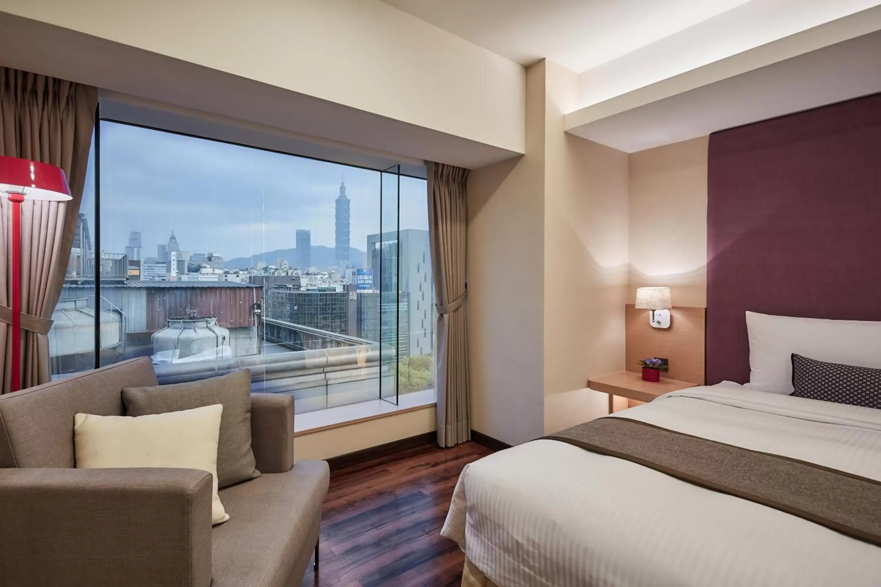 Deluxe Double Room with Taipei 101 View in Eastin Taipei Hotel