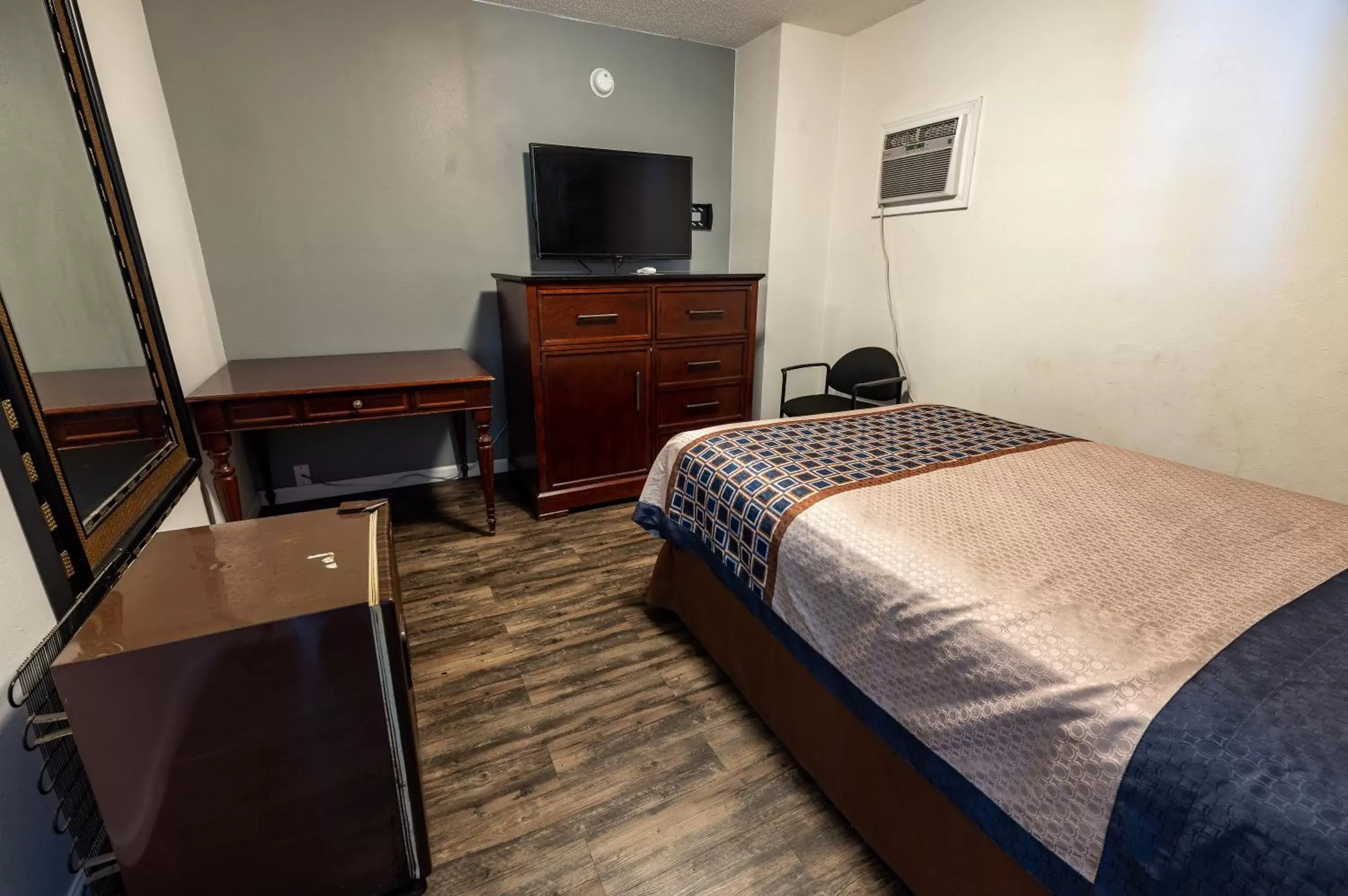 Bed in American Inn & Suites Russellville