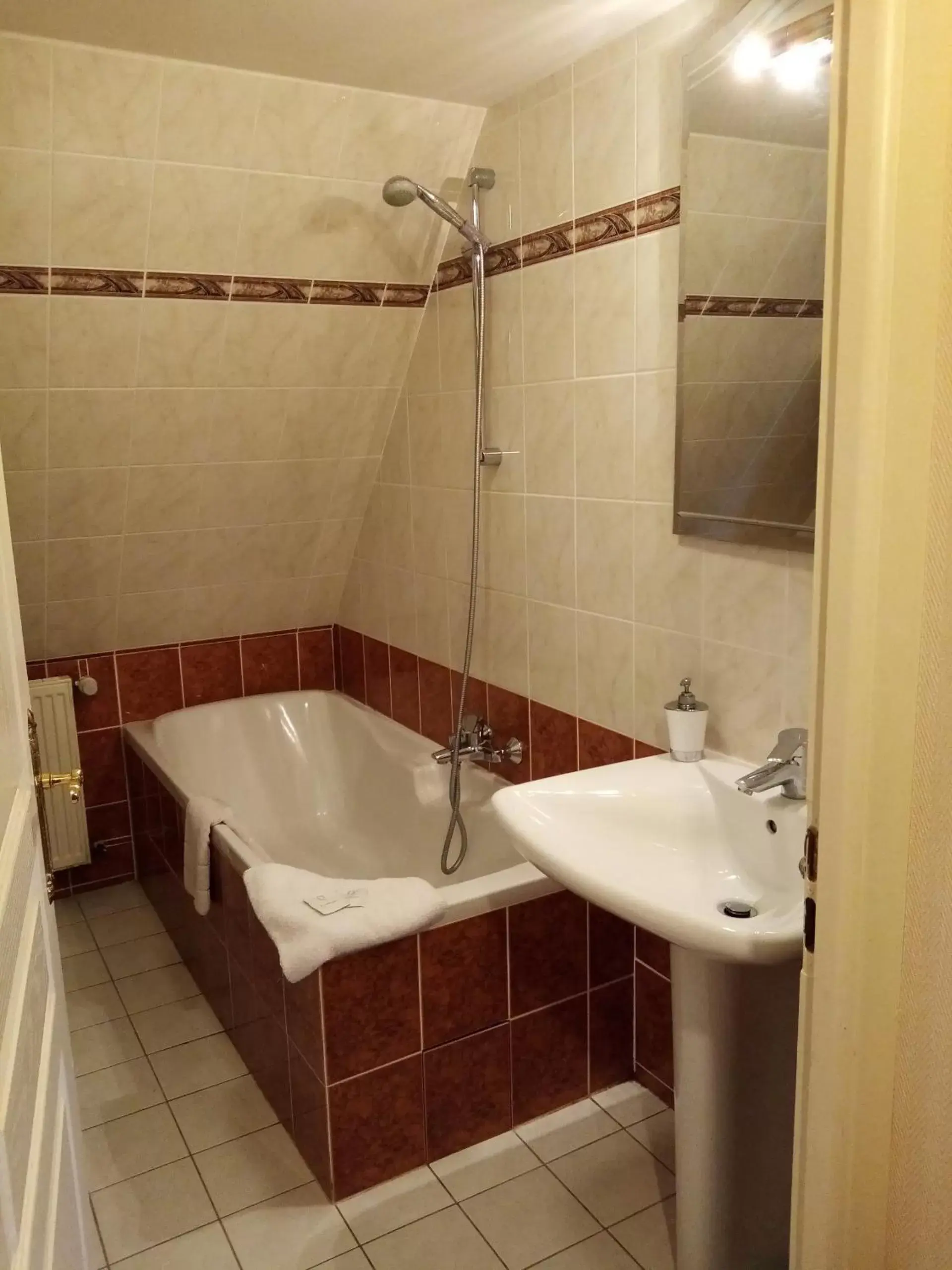 Bathroom in Domaine de launay blot, Proche MT ST MICHEL