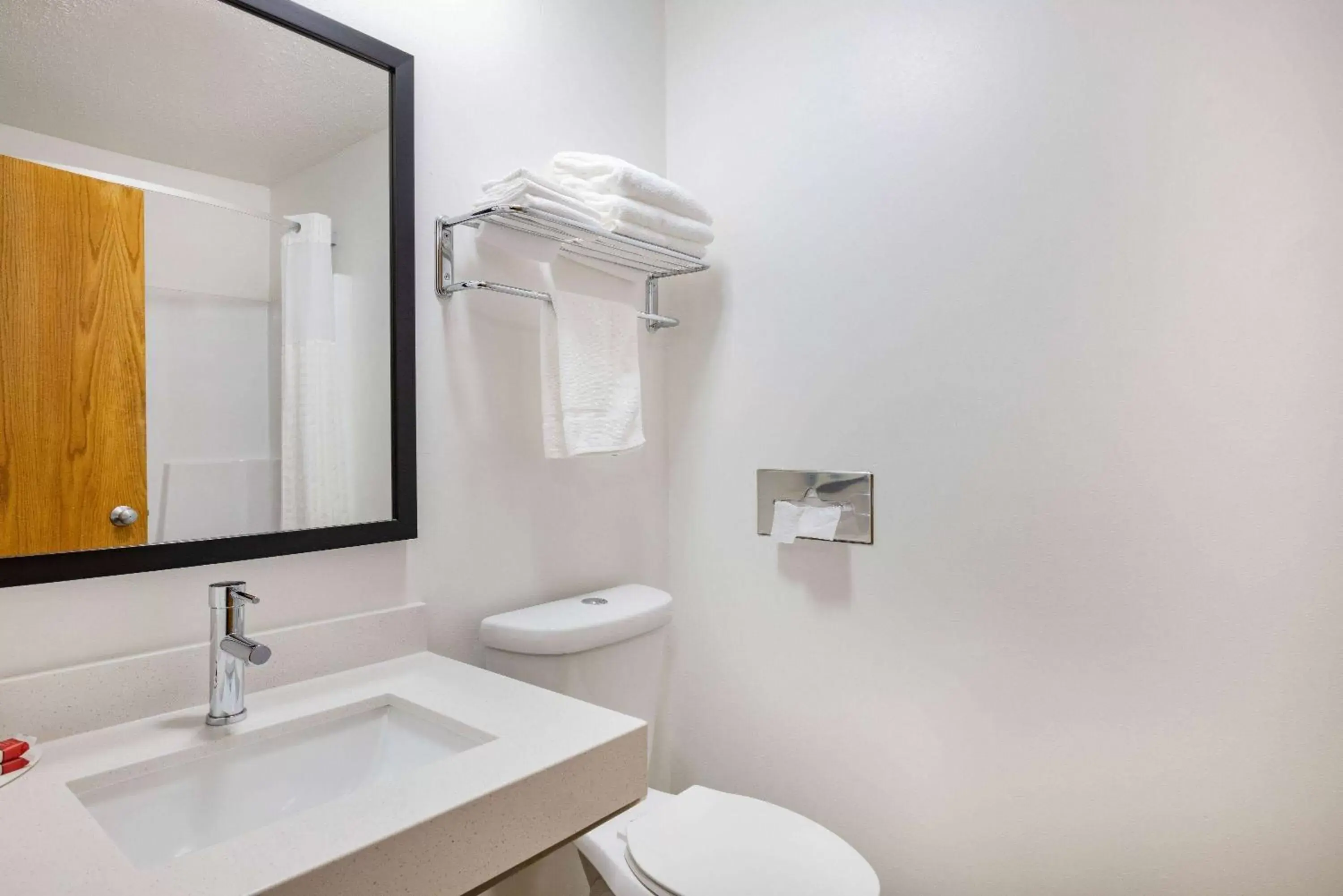 TV and multimedia, Bathroom in Super 8 by Wyndham Duluth