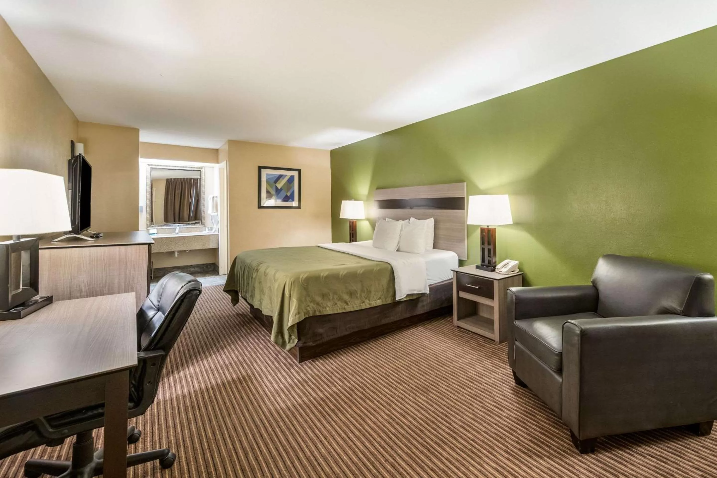 Photo of the whole room, Bed in Quality Inn & Suites Garland - East Dallas