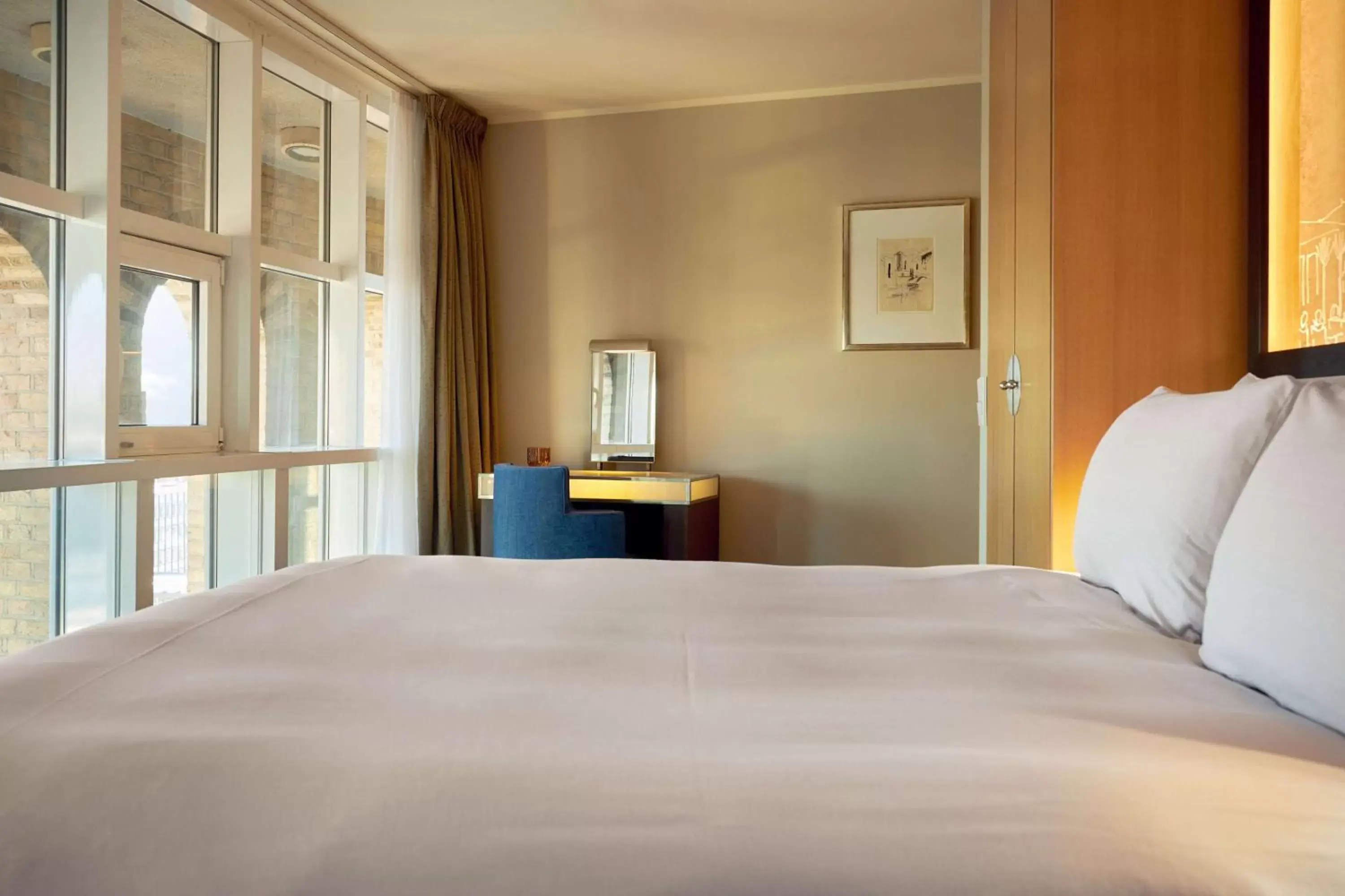 Bedroom, Bed in Wasserturm Hotel Cologne, Curio Collection by Hilton