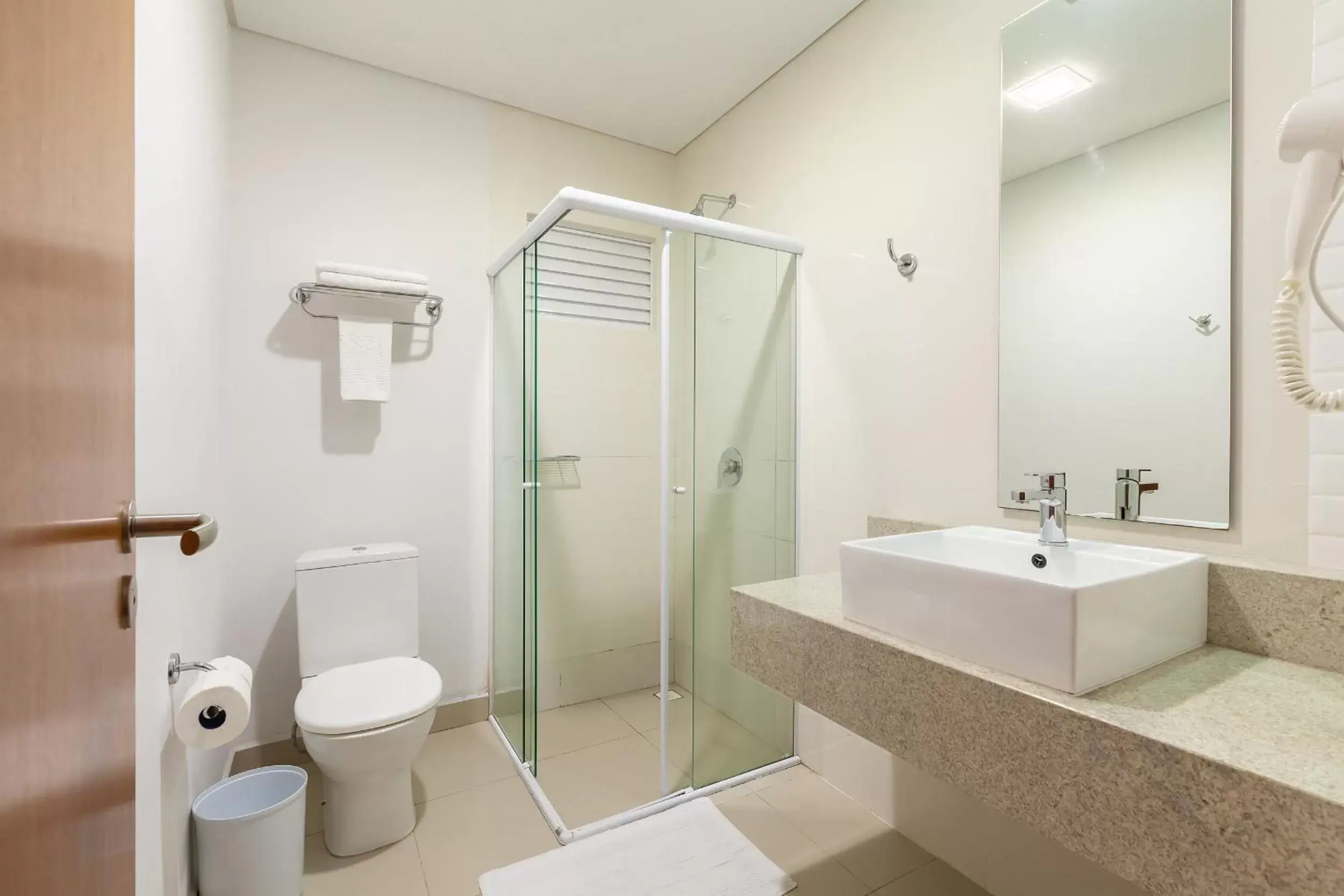 Toilet, Bathroom in Tri Hotel Executive Brusque