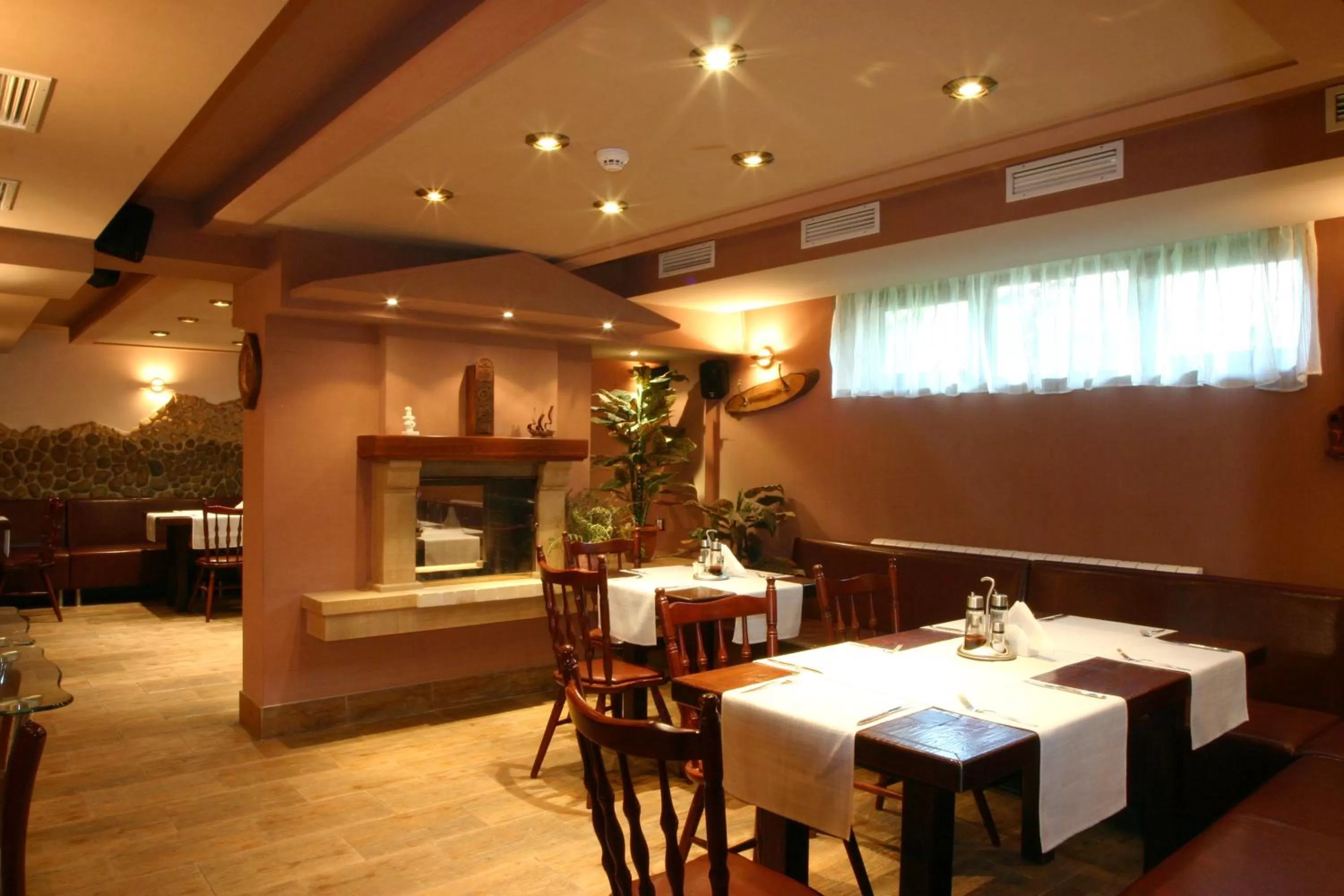 Restaurant/places to eat in Martin Club Hotel