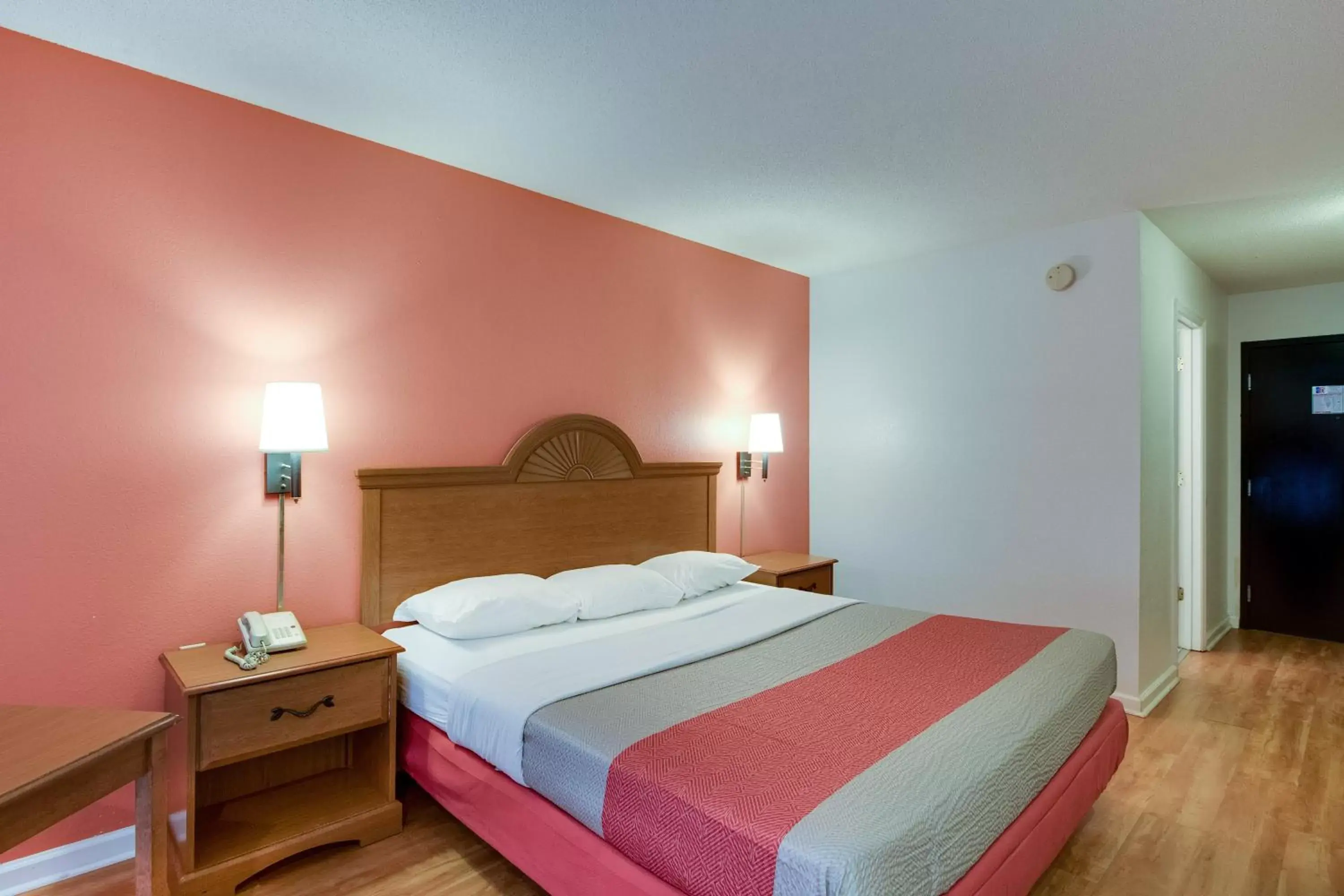 Bedroom, Bed in Motel 6-Hinesville, GA