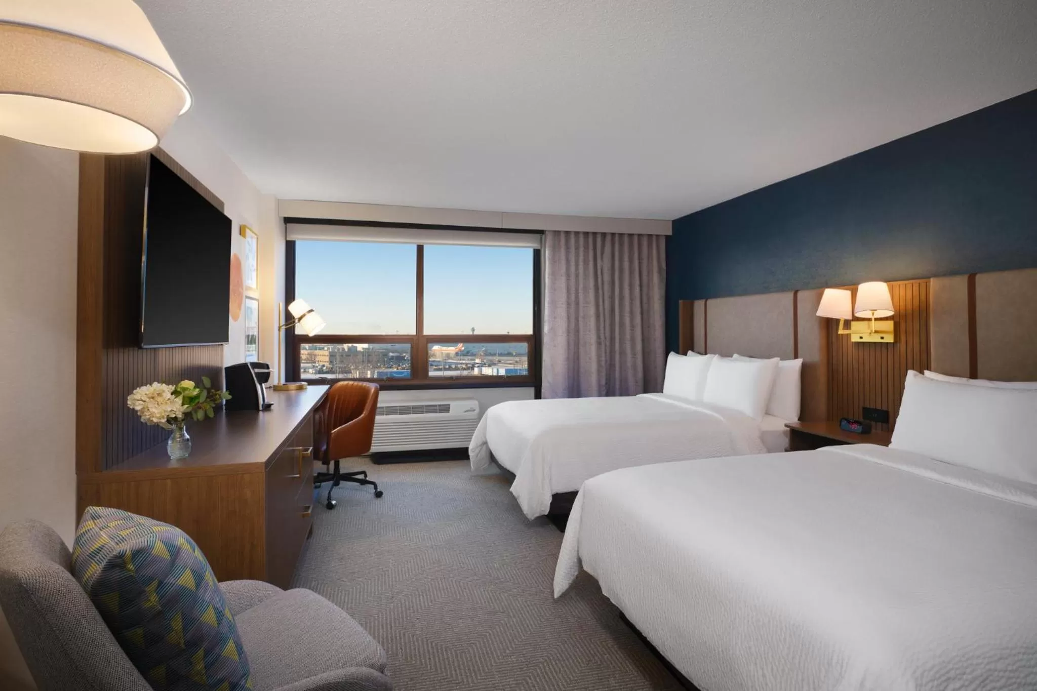 Photo of the whole room, Bed in Holiday Inn Chicago O'Hare - Rosemont by IHG