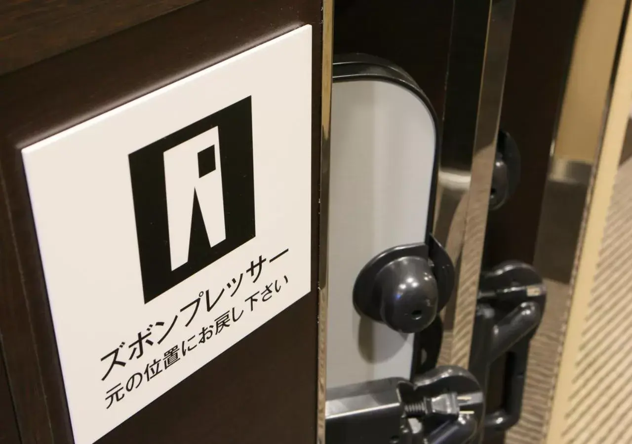 trouser press in APA Hotel Yodoyabashi Kitahama Ekimae