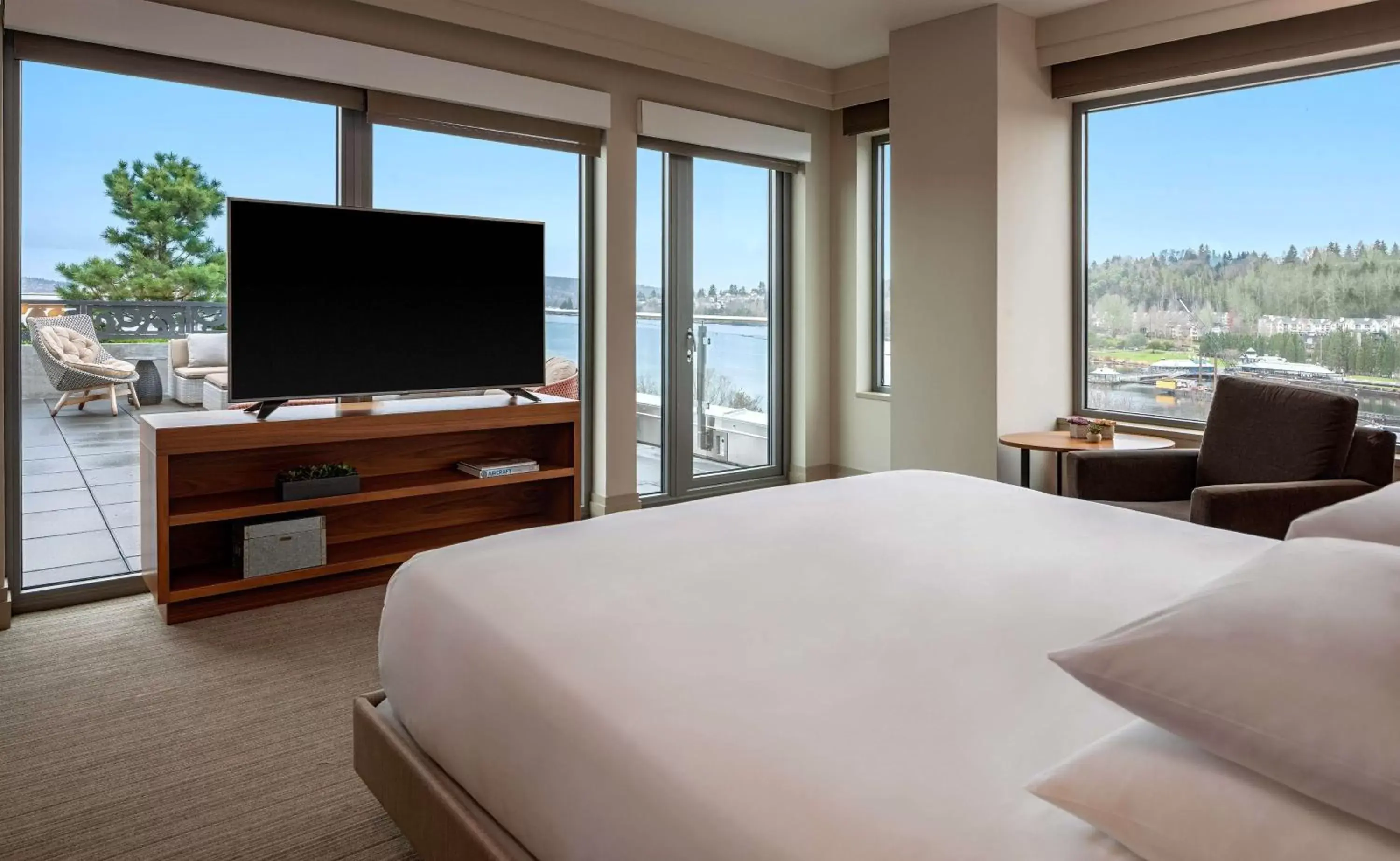 Photo of the whole room, TV/Entertainment Center in Hyatt Regency Lake Washington at Seattle's Southport