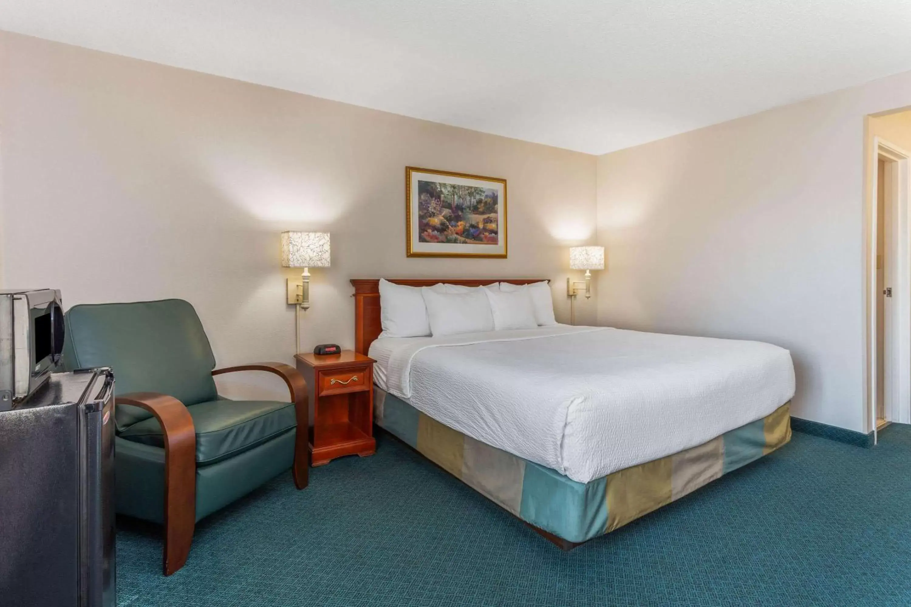 Photo of the whole room, Bed in La Quinta by Wyndham Chicago Gurnee