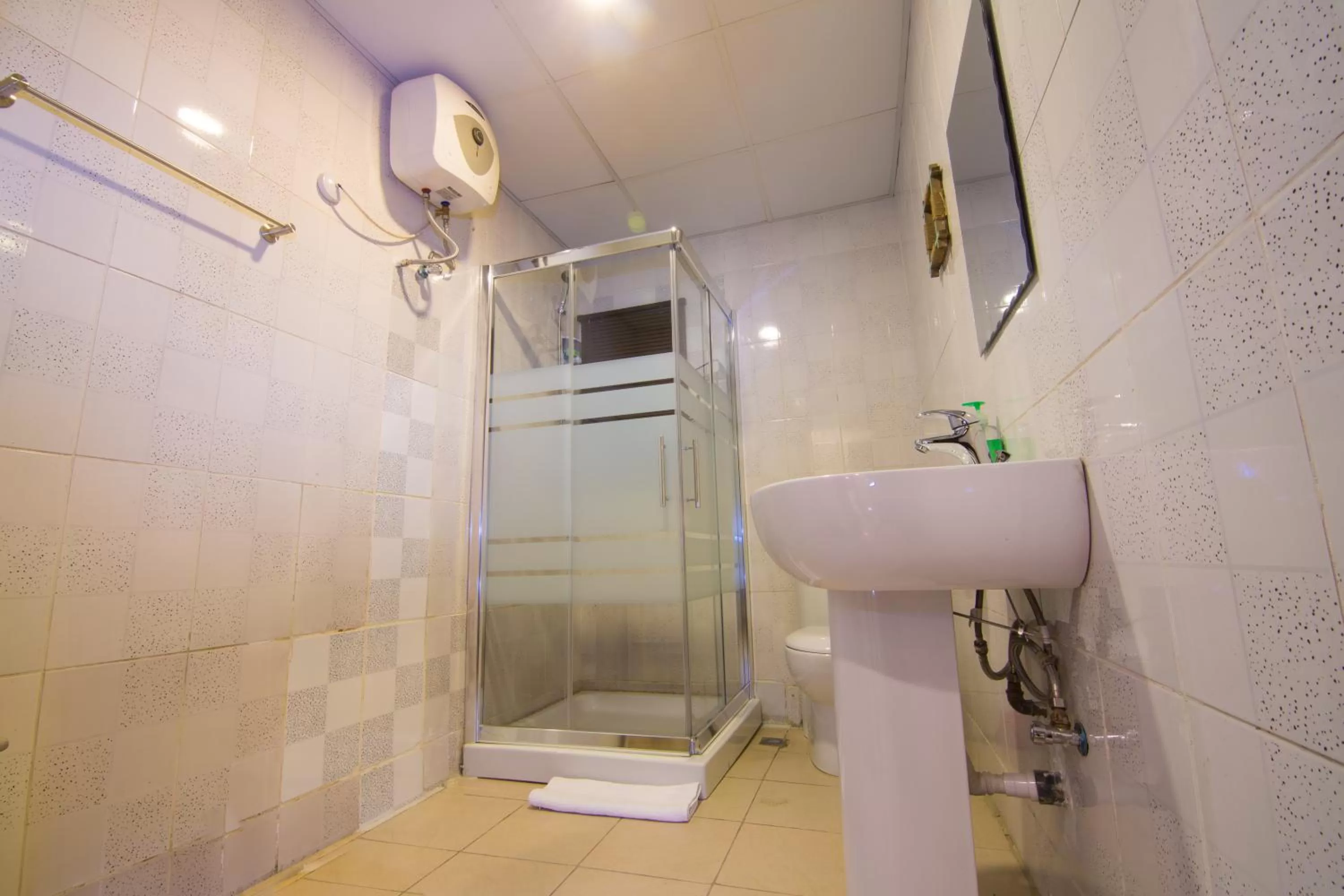 Shower in Sinclair Guest House