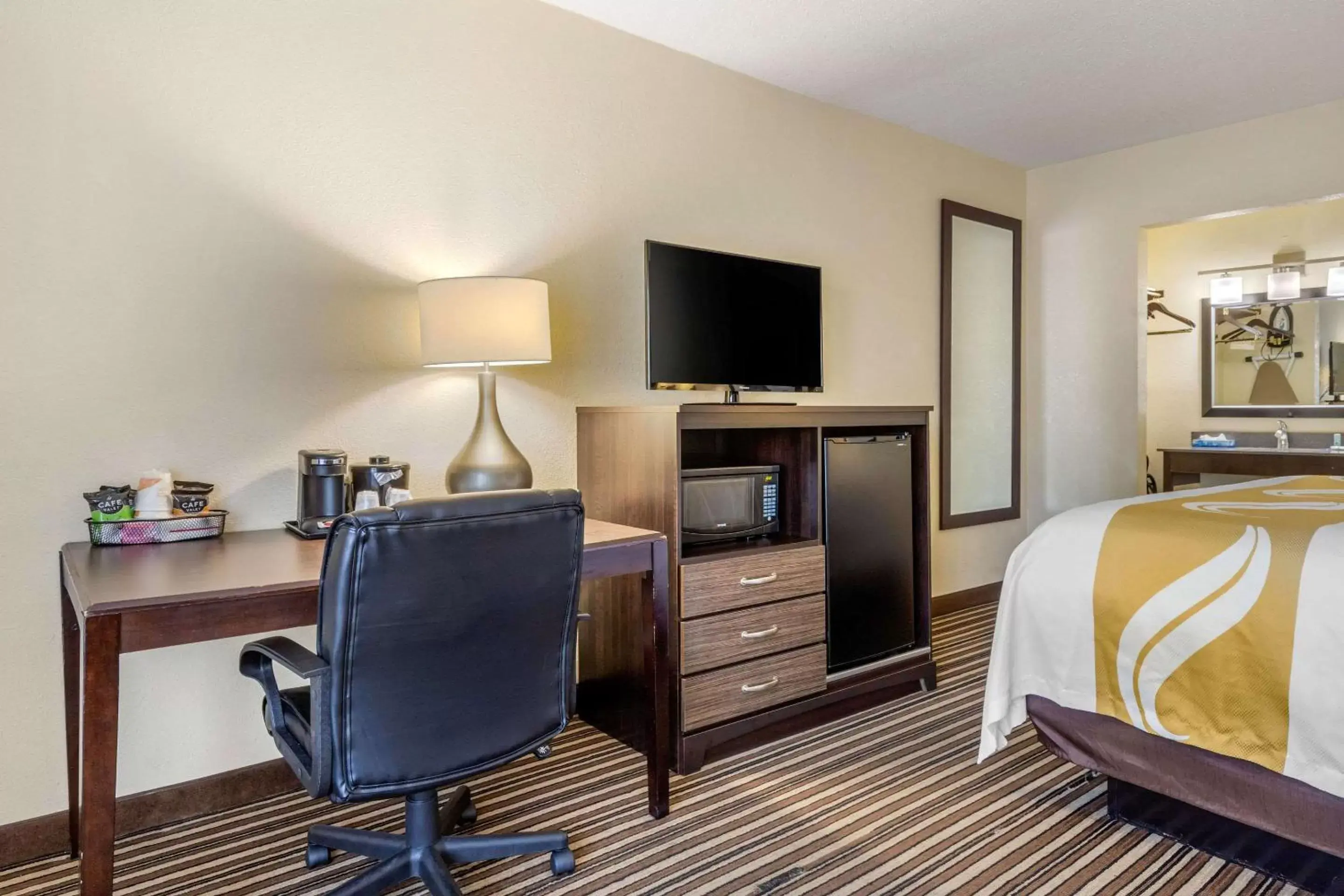 Photo of the whole room, TV/Entertainment Center in Quality Inn Airport South