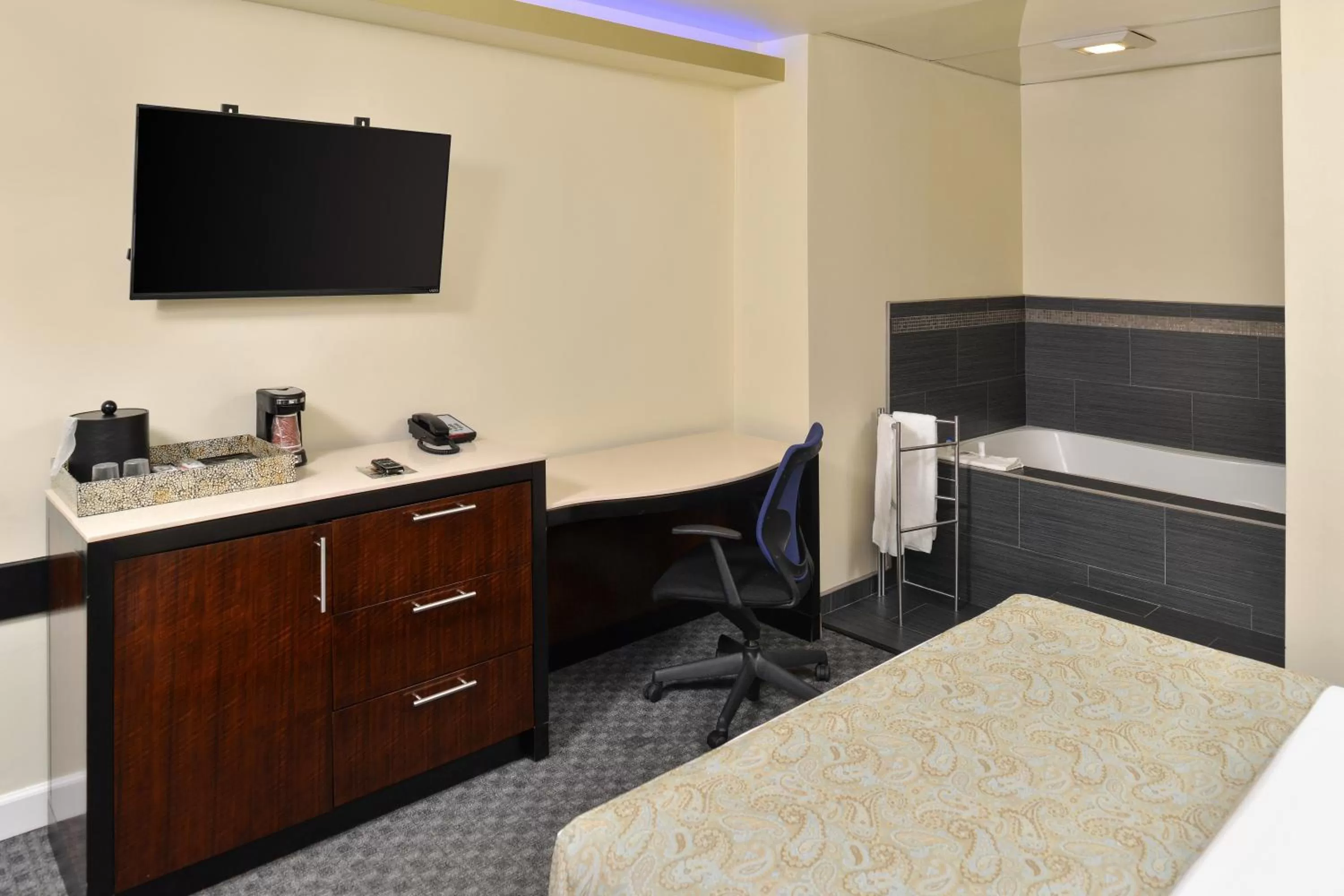 Bedroom, Bed in Americas Best Value Inn Rancho Palos Verdes