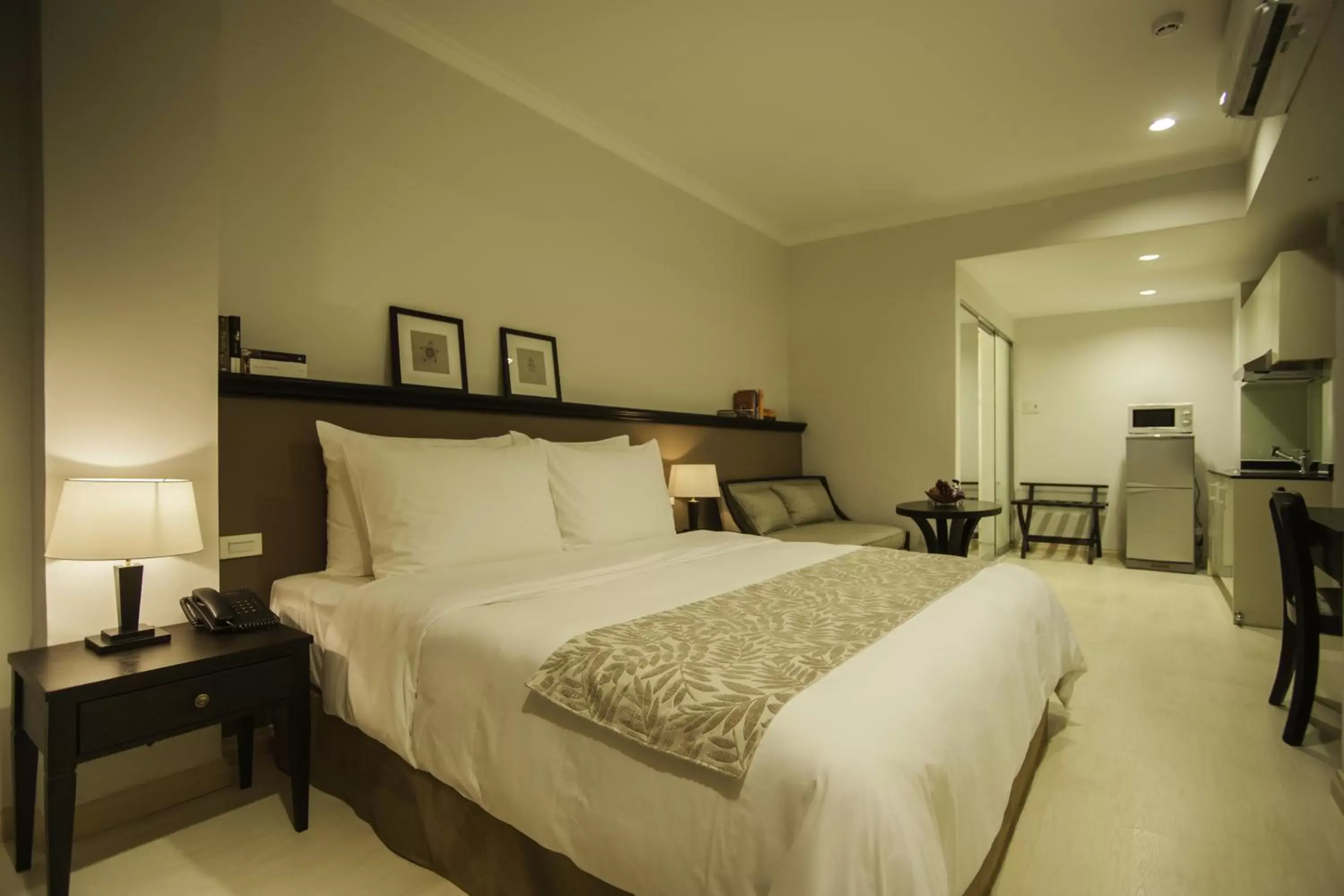 Bedroom, Bed in The Alcove Library Hotel