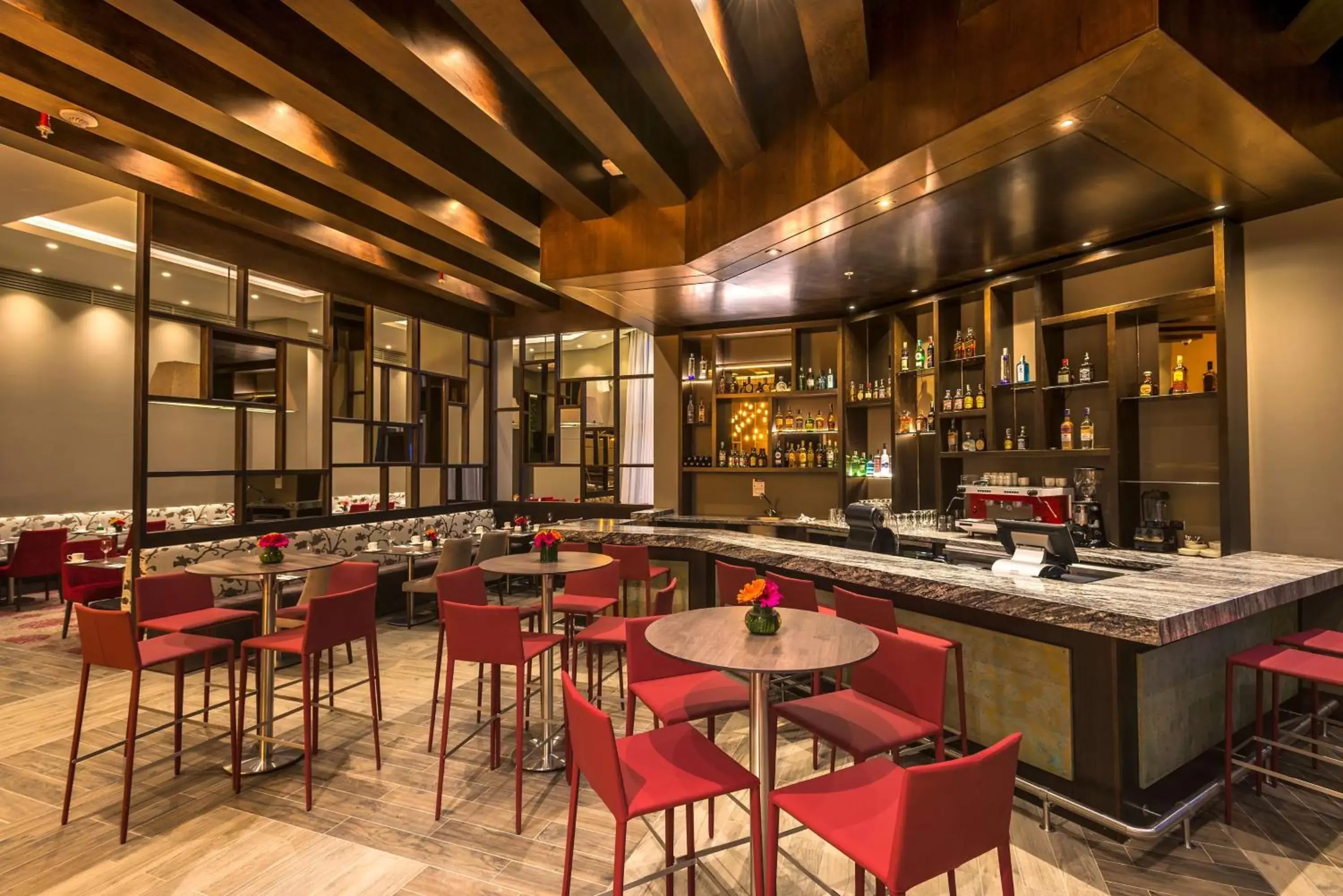 Lounge or bar, Restaurant/Places to Eat in Hilton Garden Inn Bogota Airport