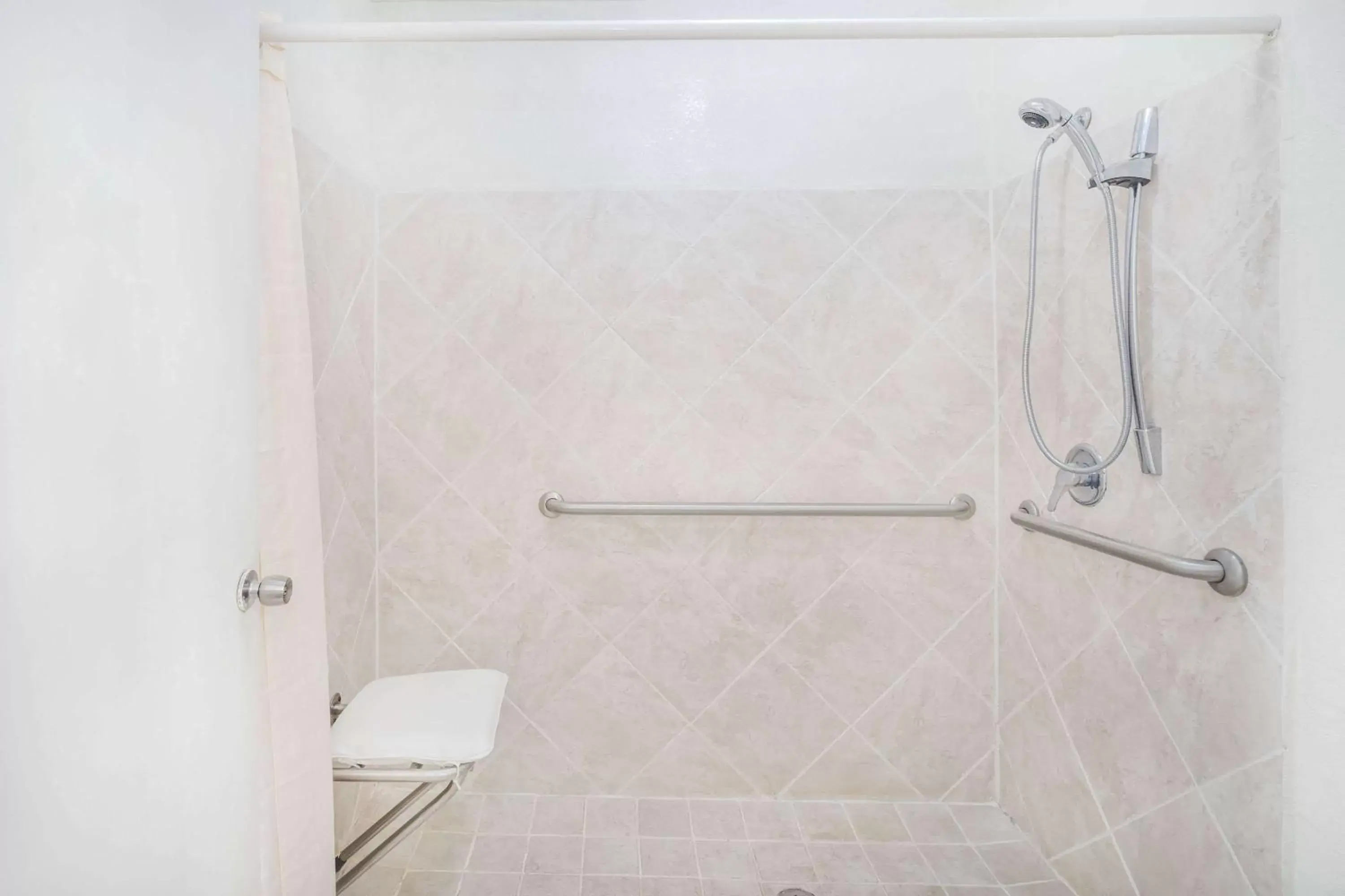 Photo of the whole room in Knights Inn Chattanooga Photo of the whole room in Knights Inn Chattanooga