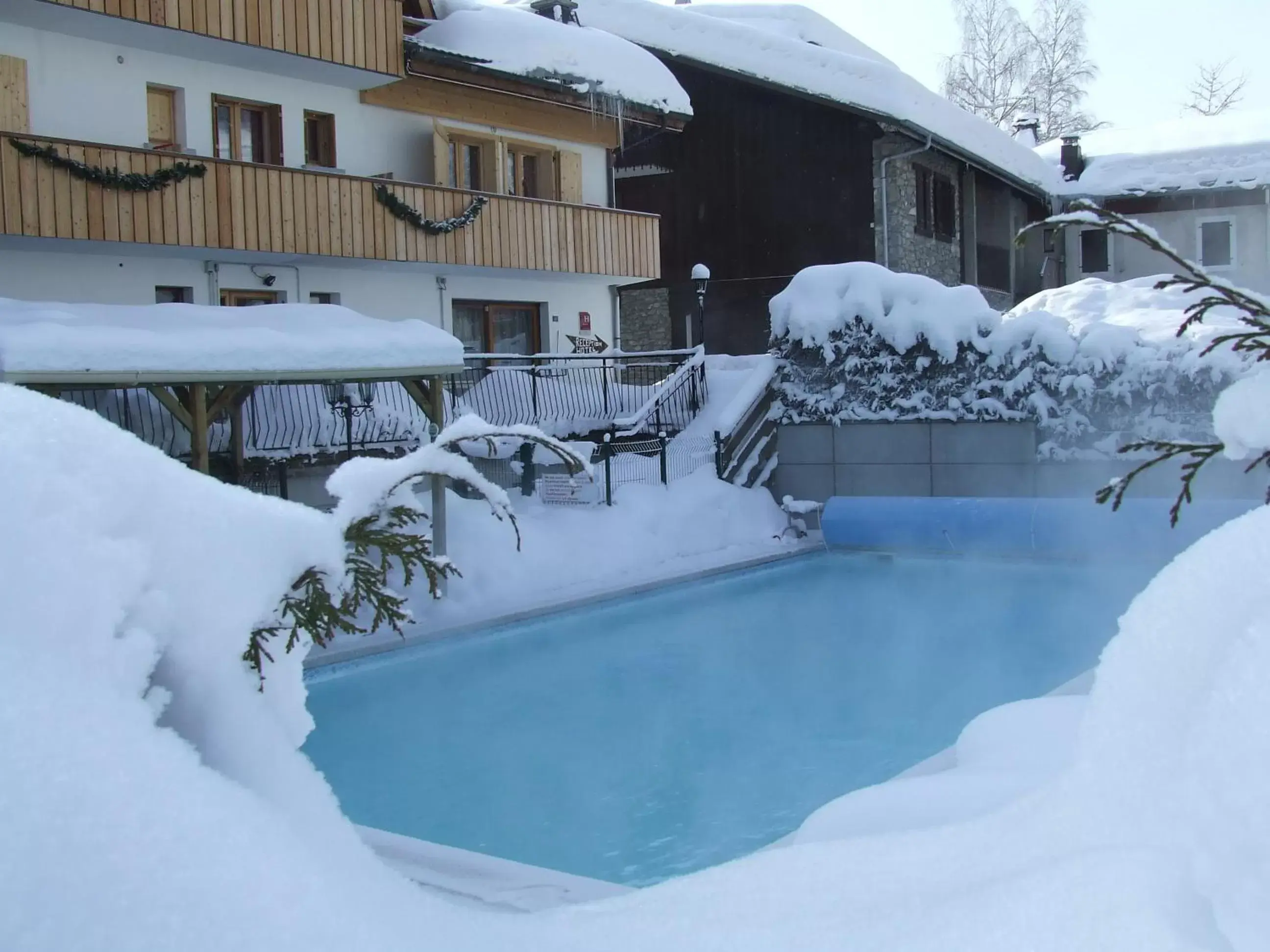 Swimming pool, Winter in Loc'Hotel Alpen Sports