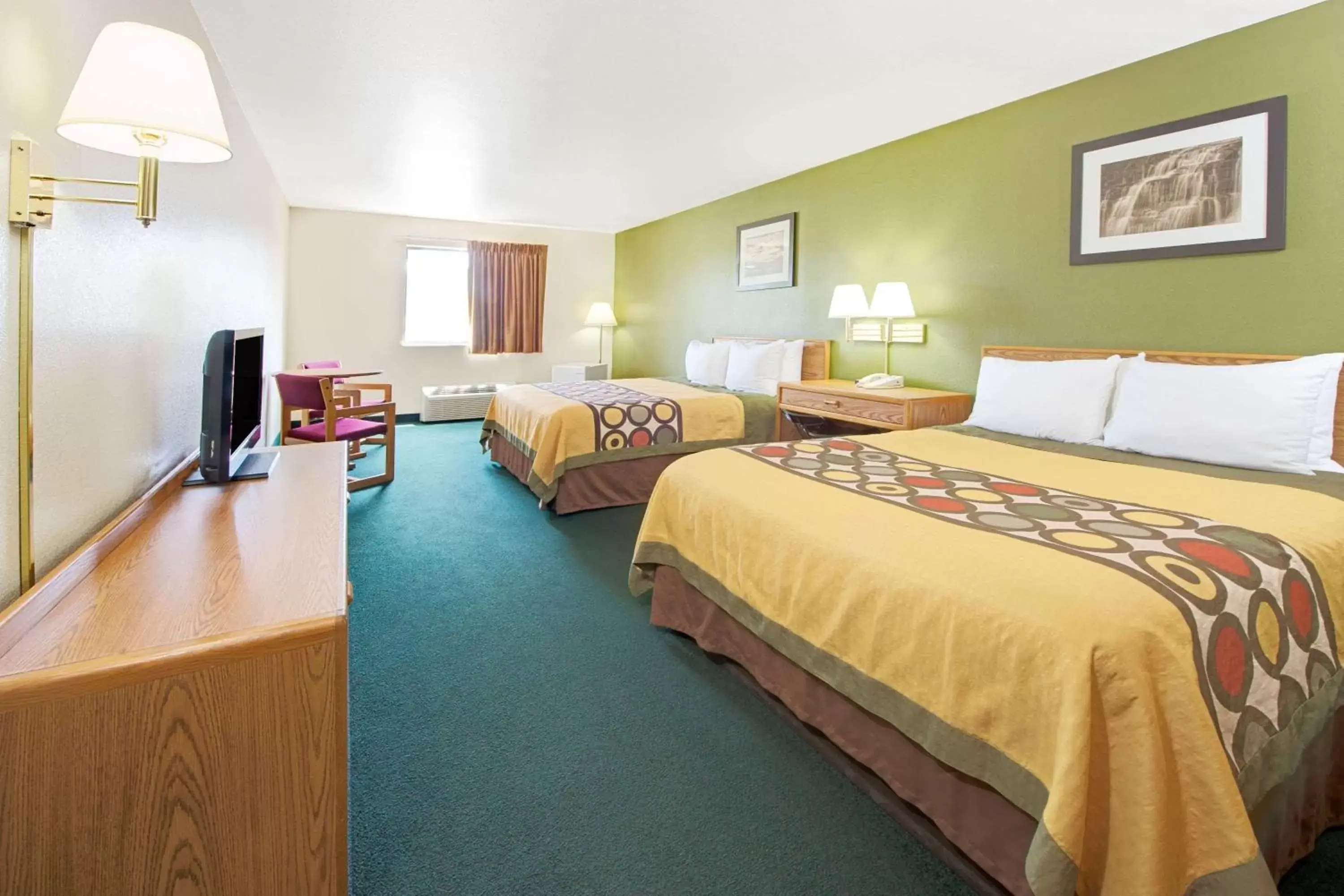 Photo of the whole room, Bed in Super 8 by Wyndham Bonne Terre