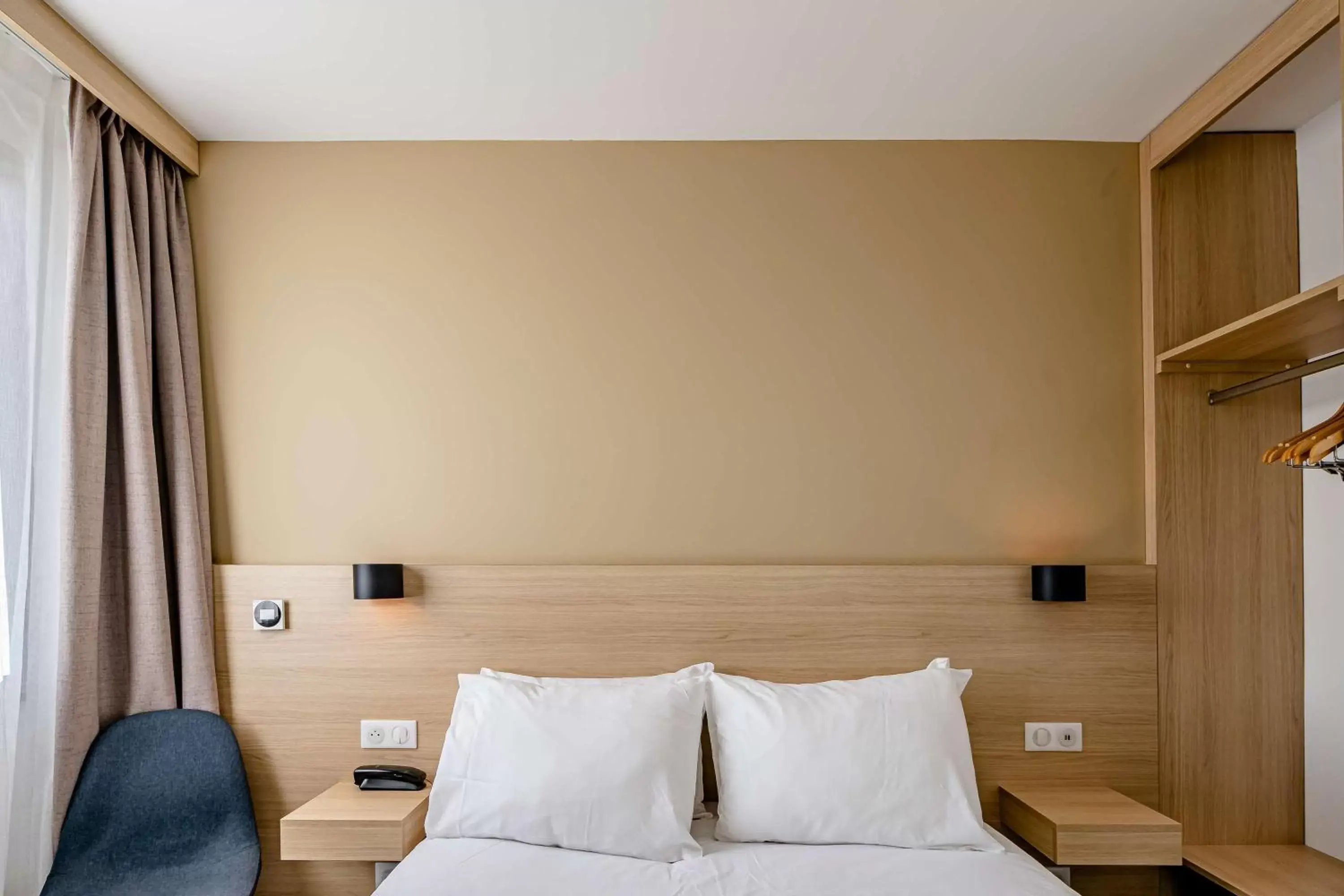 Bedroom, Bed in Sure Hotel by Best Western Bordeaux Lac