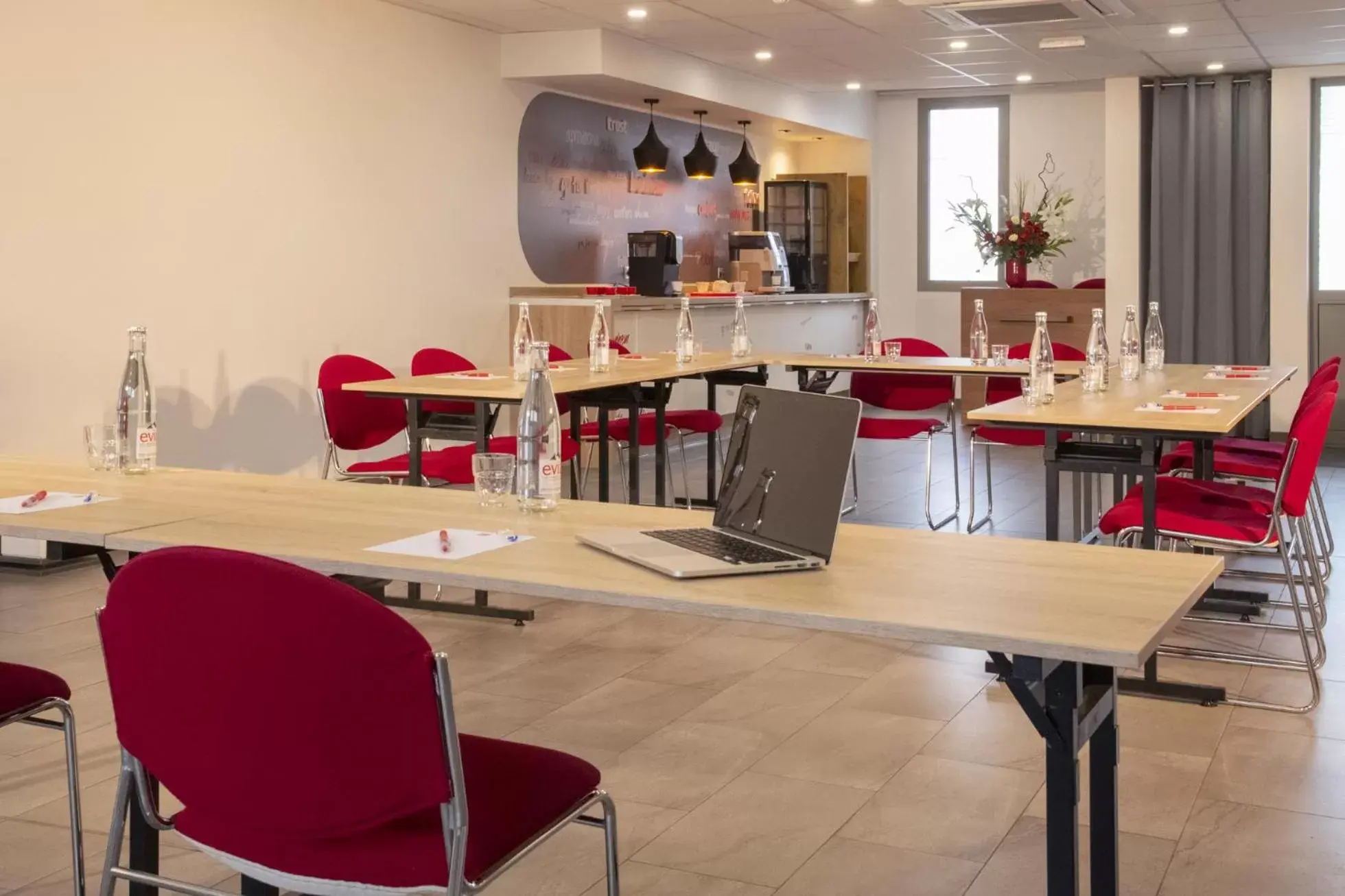 Meeting/conference room, Restaurant/Places to Eat in IBIS Cannes Mouans Sartoux Piscine parking gratuit