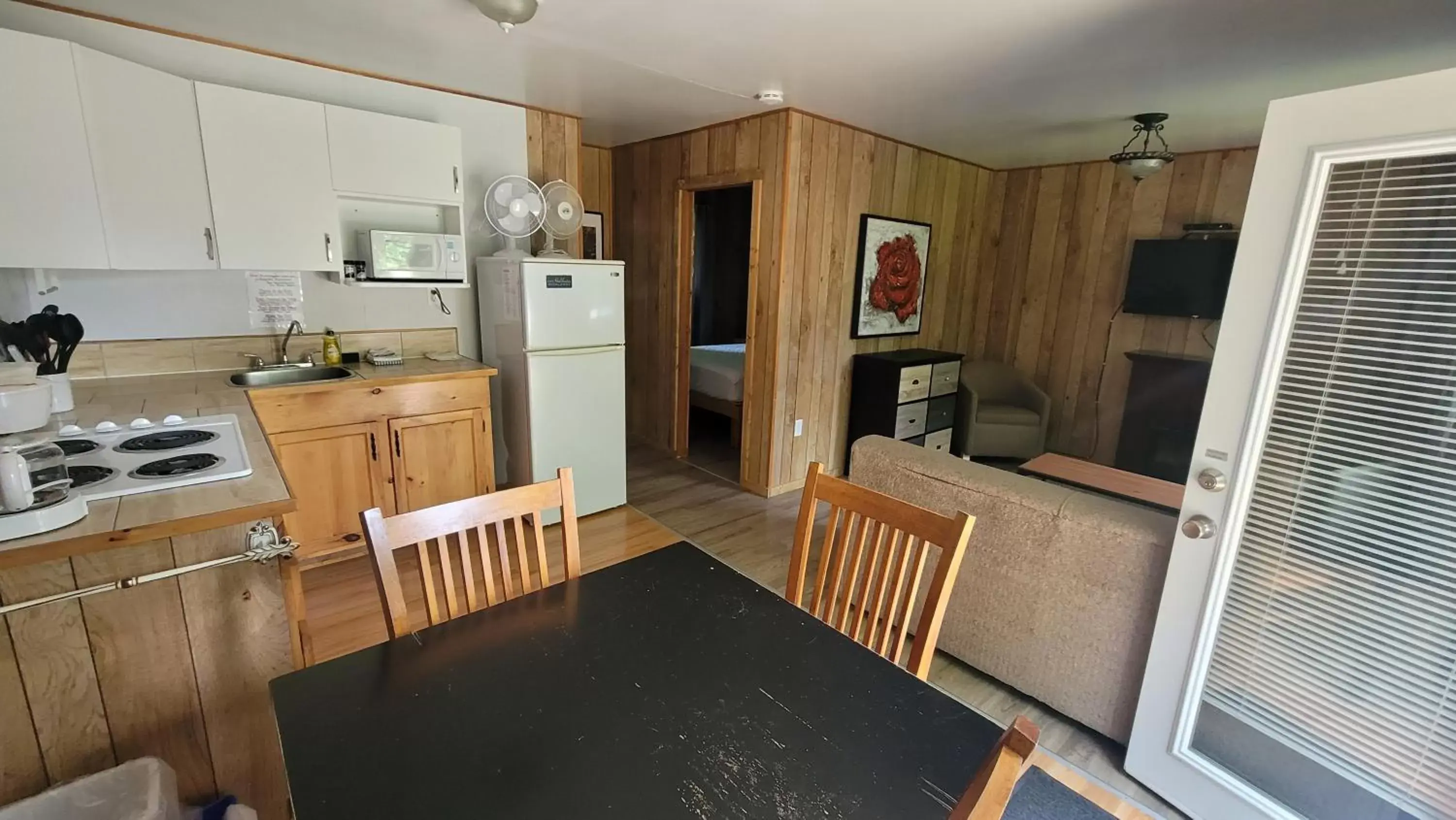 Kitchen/Kitchenette in Parkway Cottage Resort and Trading Post