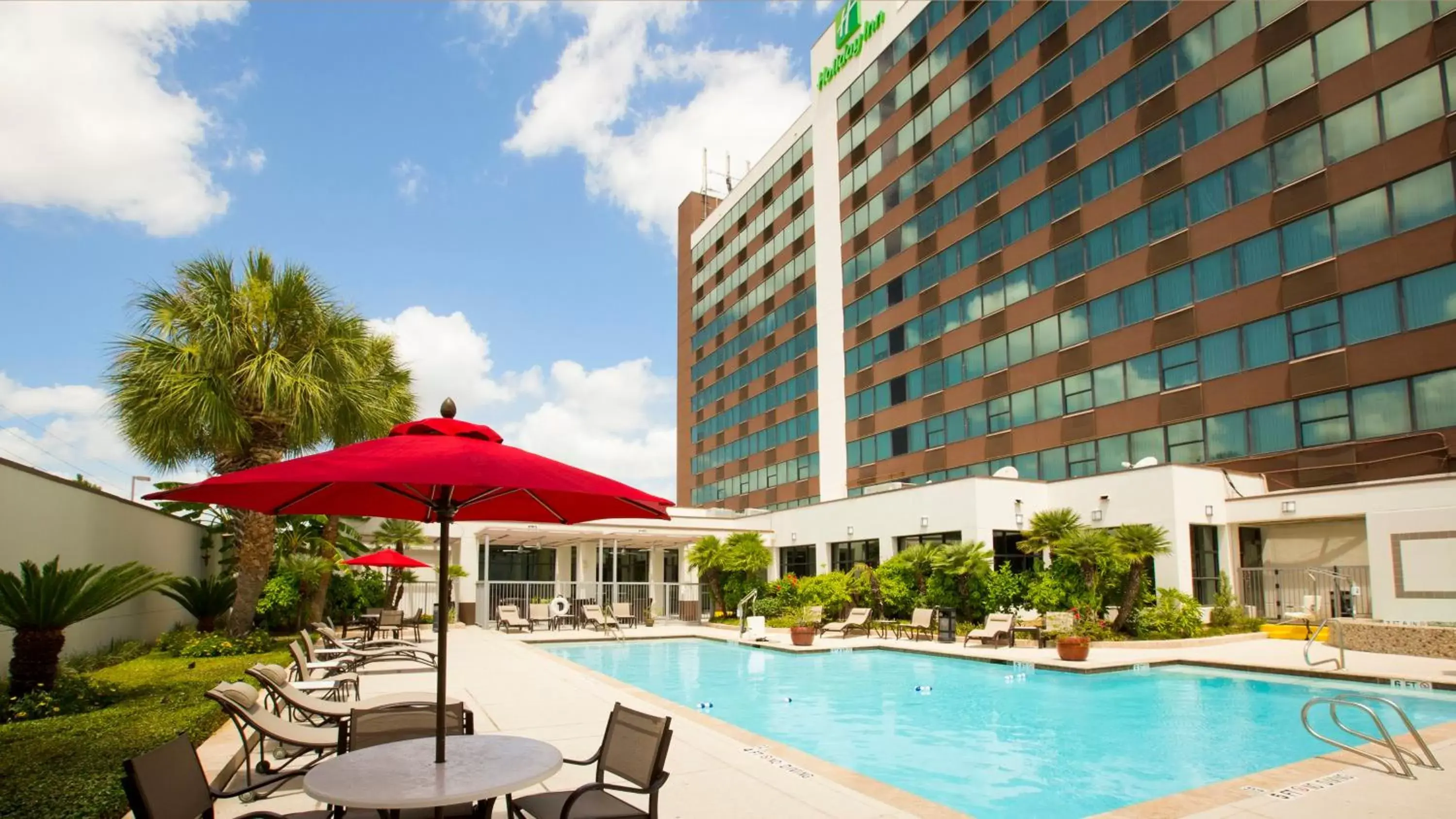 Property building, Swimming Pool in Holiday Inn Houston S - NRG Area - Med Ctr, an IHG Hotel