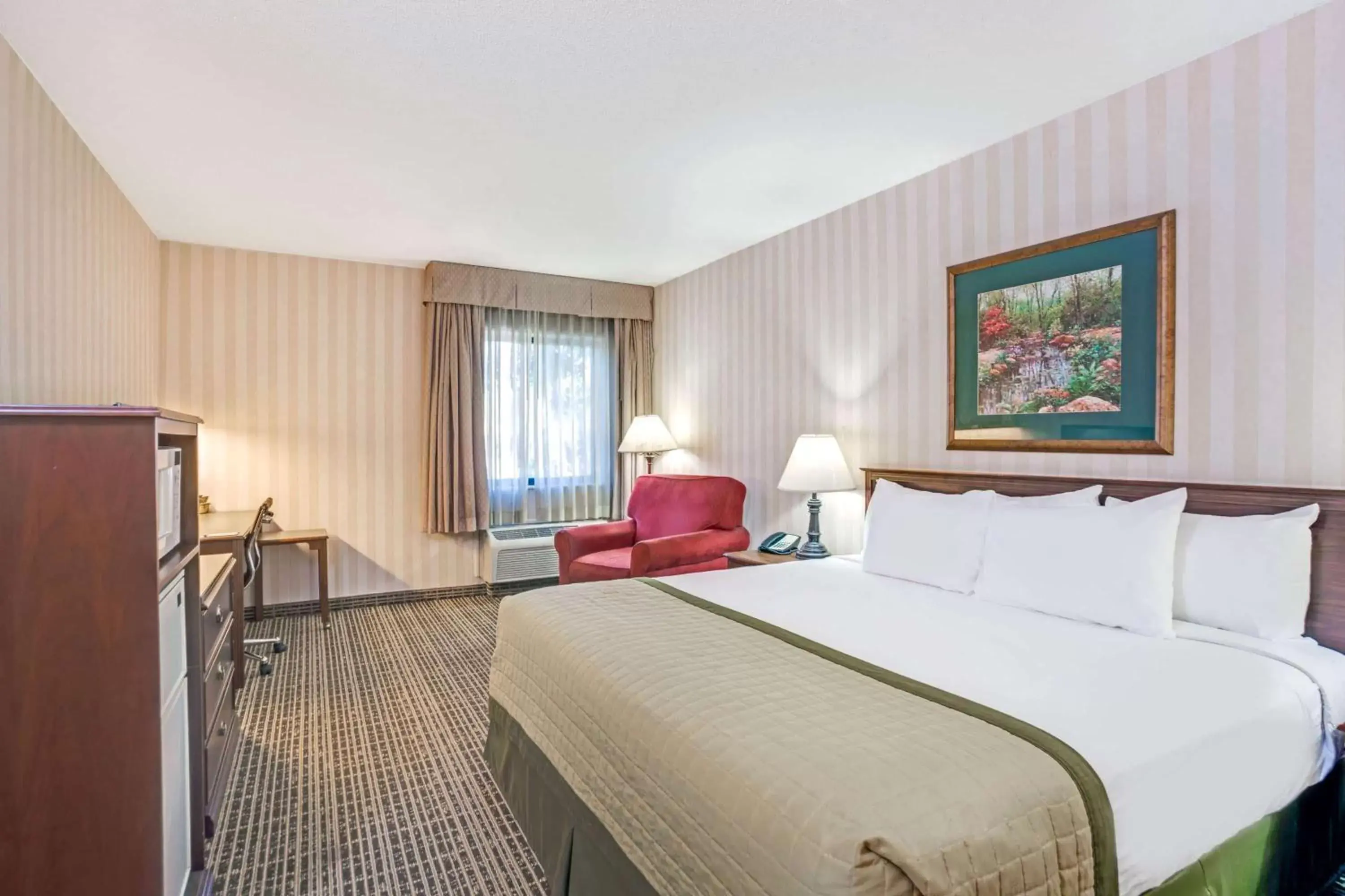 Photo of the whole room, Bed in Baymont by Wyndham Louisville Airport South