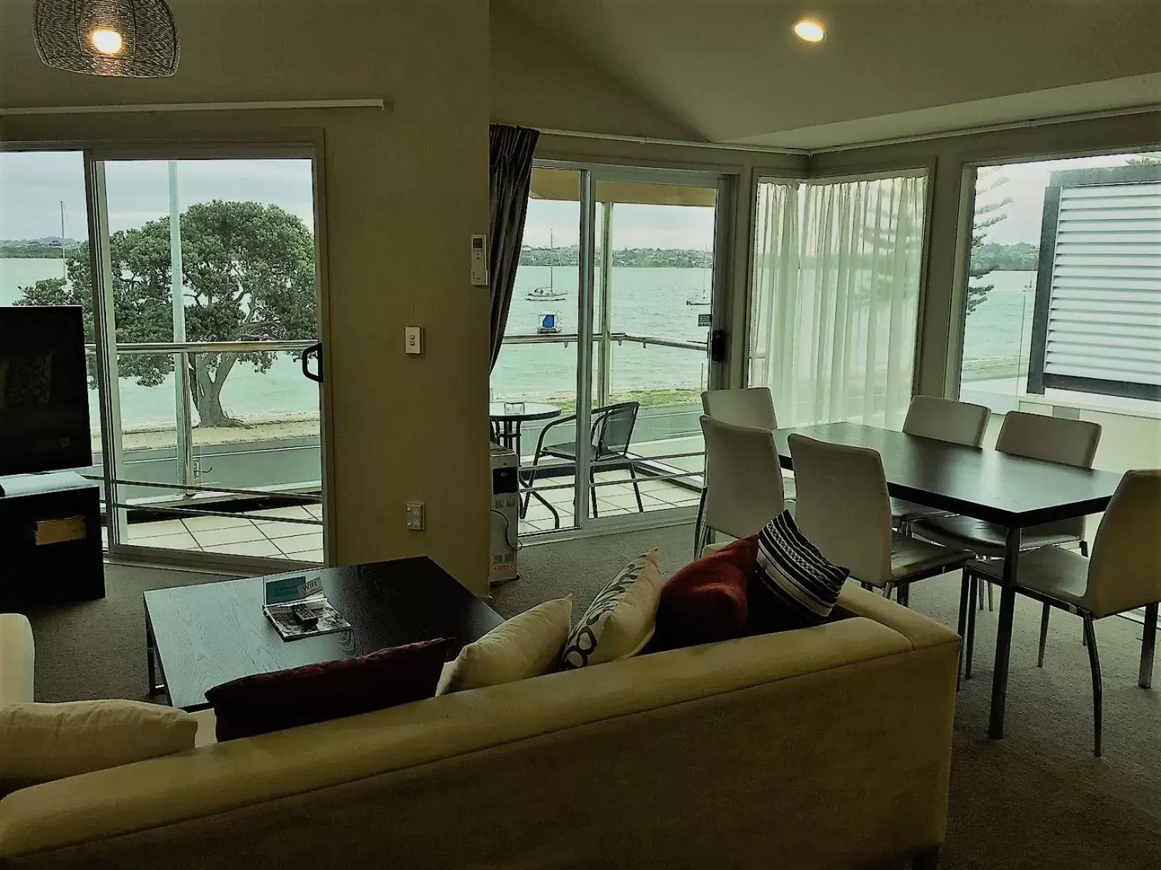 Seating Area in Bucklands Beach Waterfront Motel