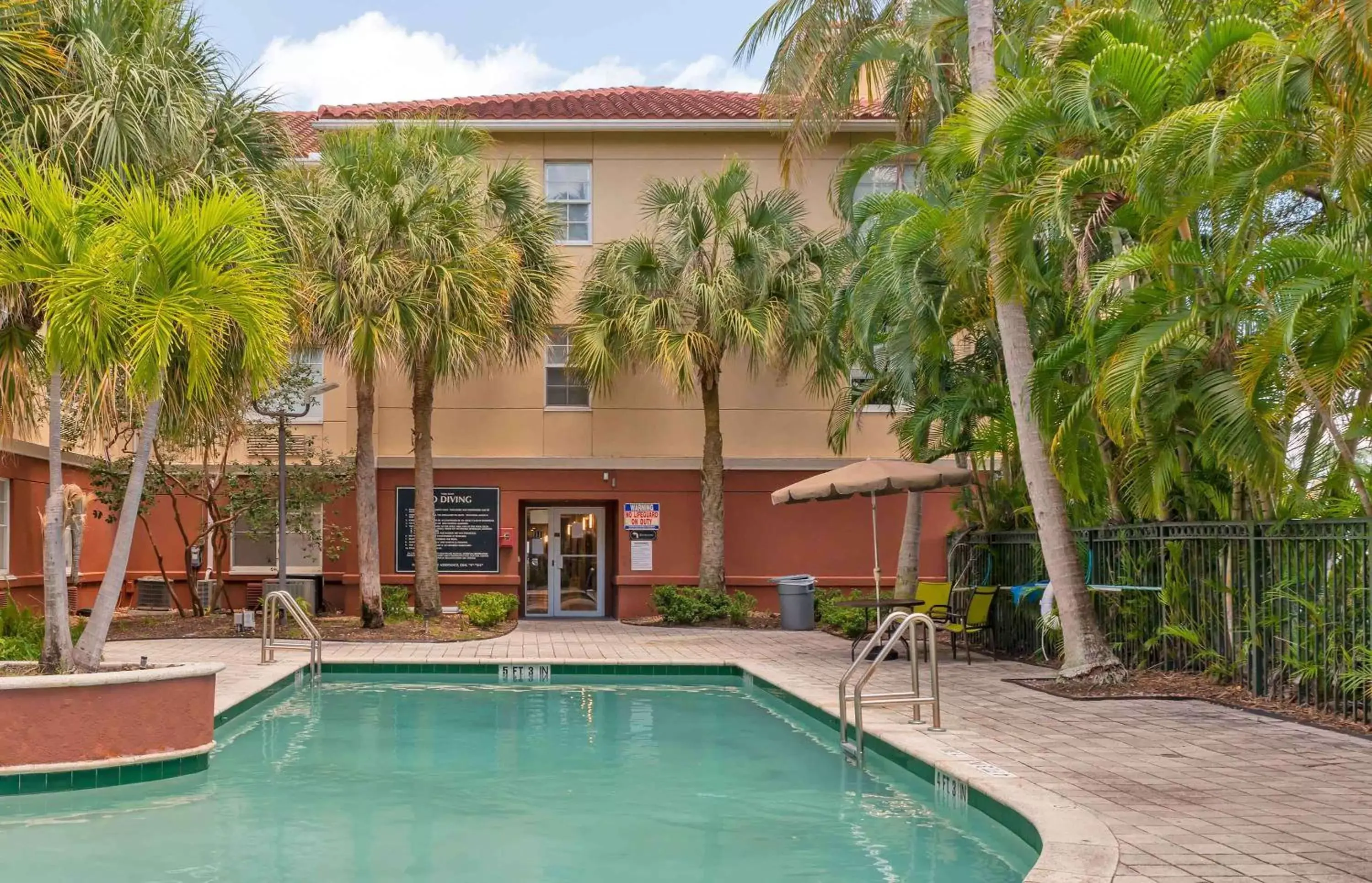 Pool view, Swimming Pool in Extended Stay America Premier Suites - Fort Lauderdale - Cypress Creek - Park North