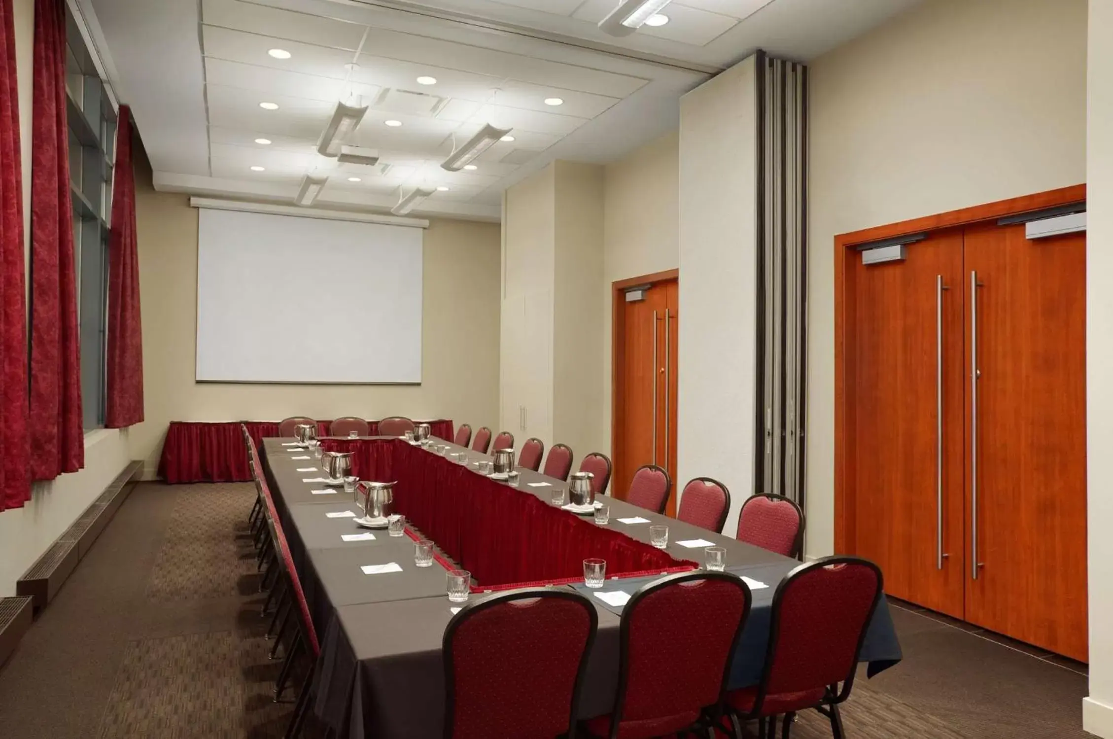 Meeting/conference room in Embassy Suites by Hilton - Montreal