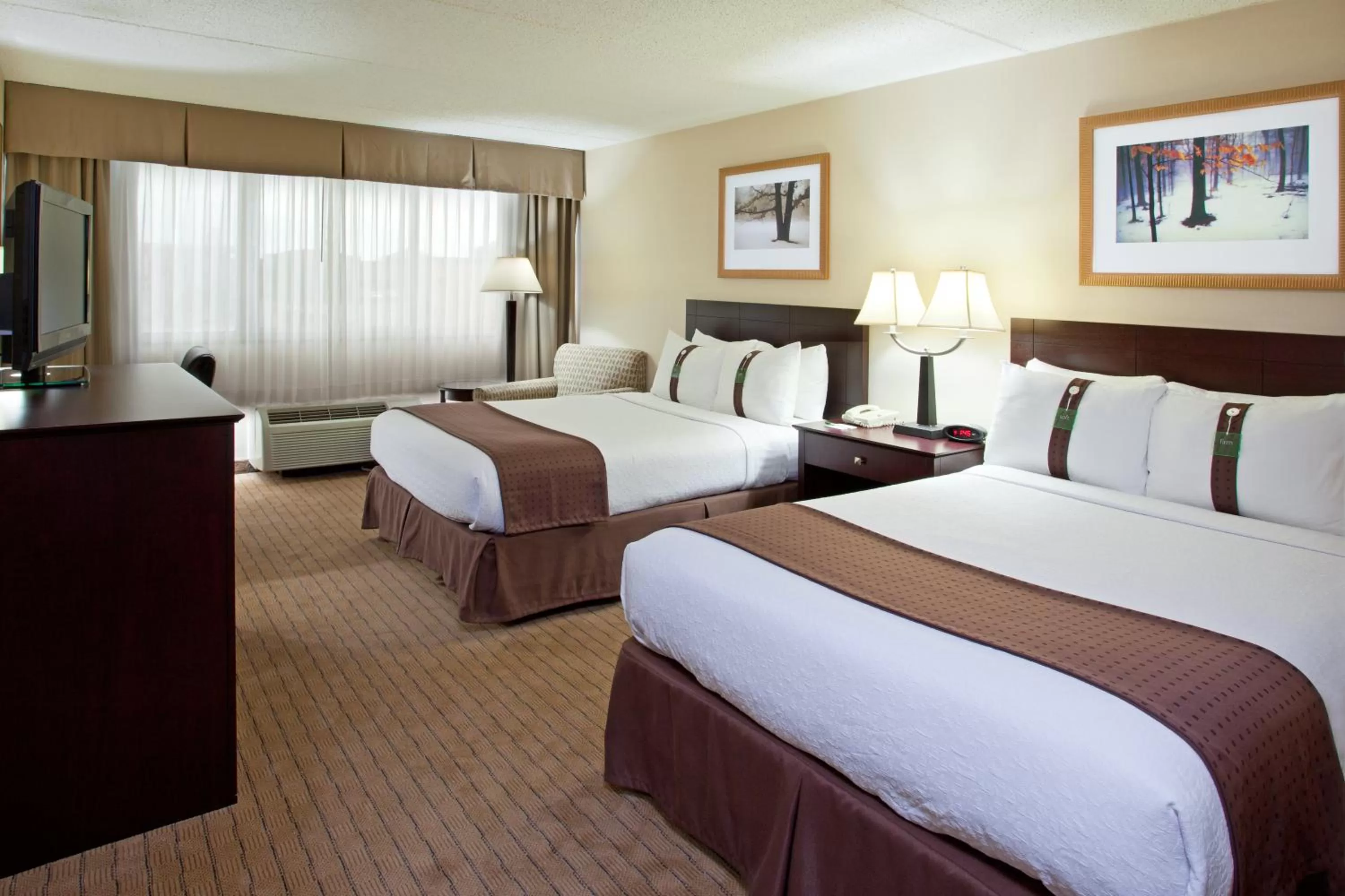 Photo of the whole room, Bed in Holiday Inn Canton-Belden Village by IHG