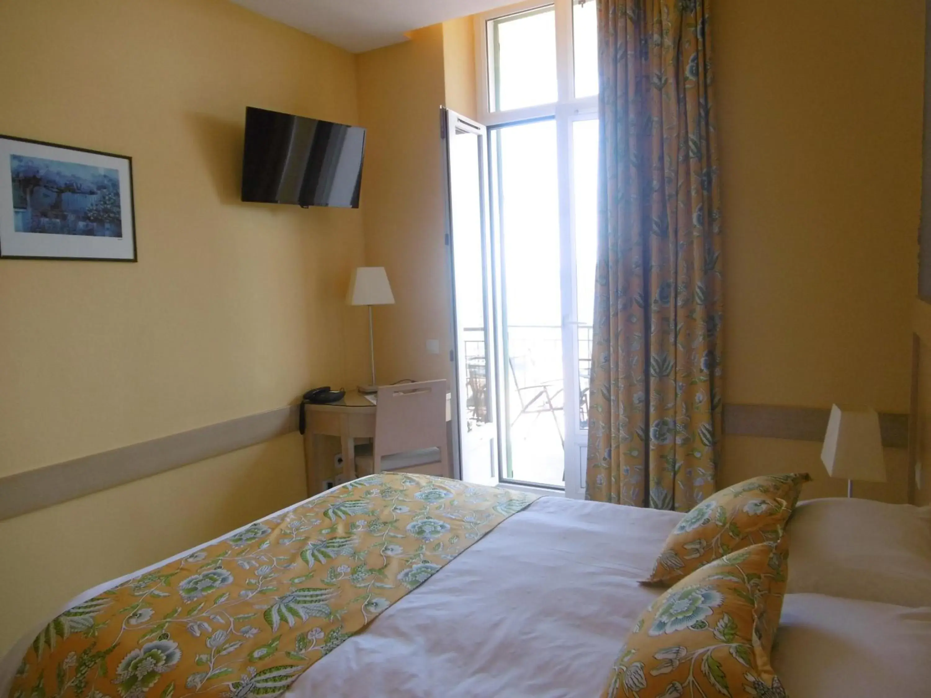 Photo of the whole room, Bed in Hôtel La Flore